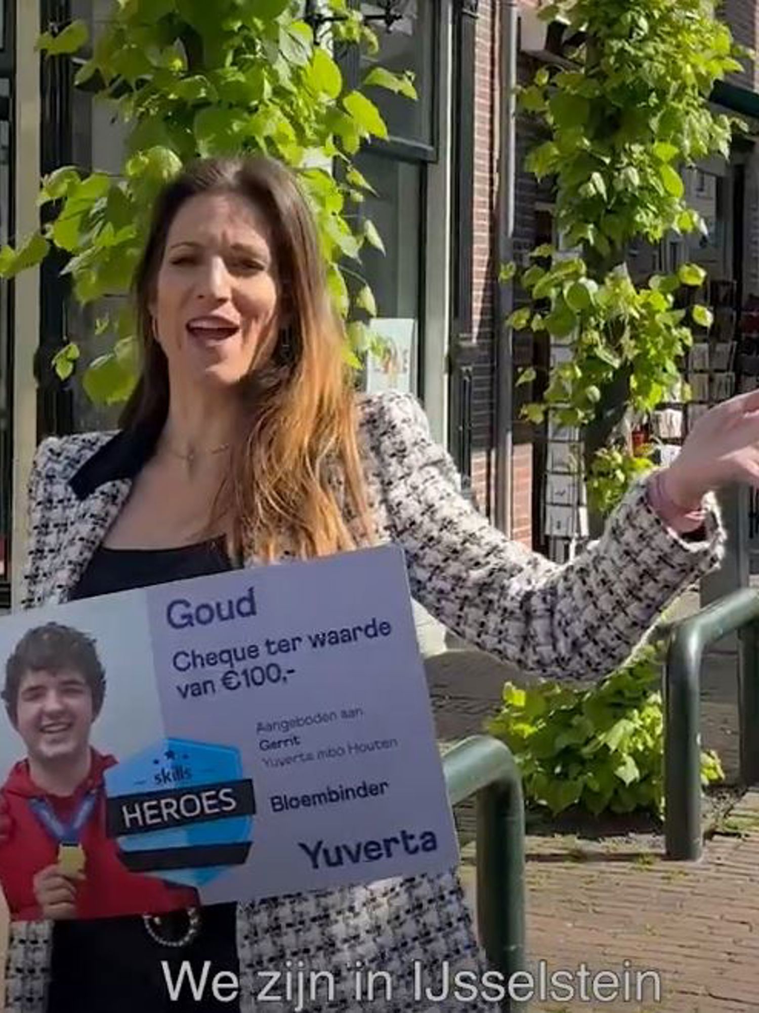 Docent van Yuverta vmbo Eindhoven neemt een vlog op met zijn eigen telefoon
