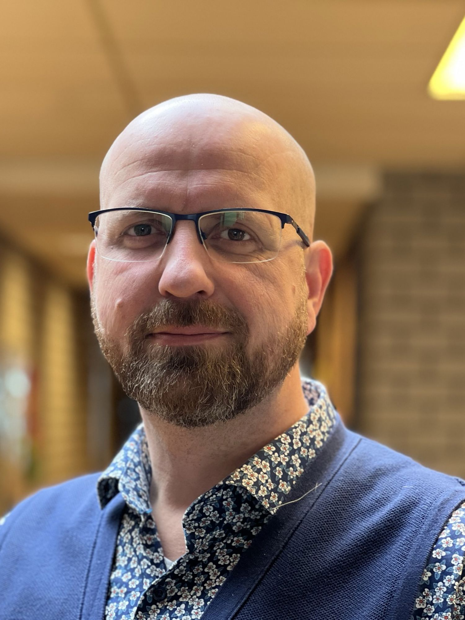 Meisje zittend op een bank voor kluisjes