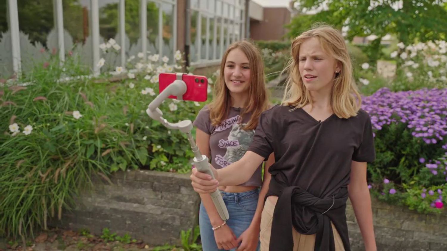 Meisje zittend op een bank voor kluisjes