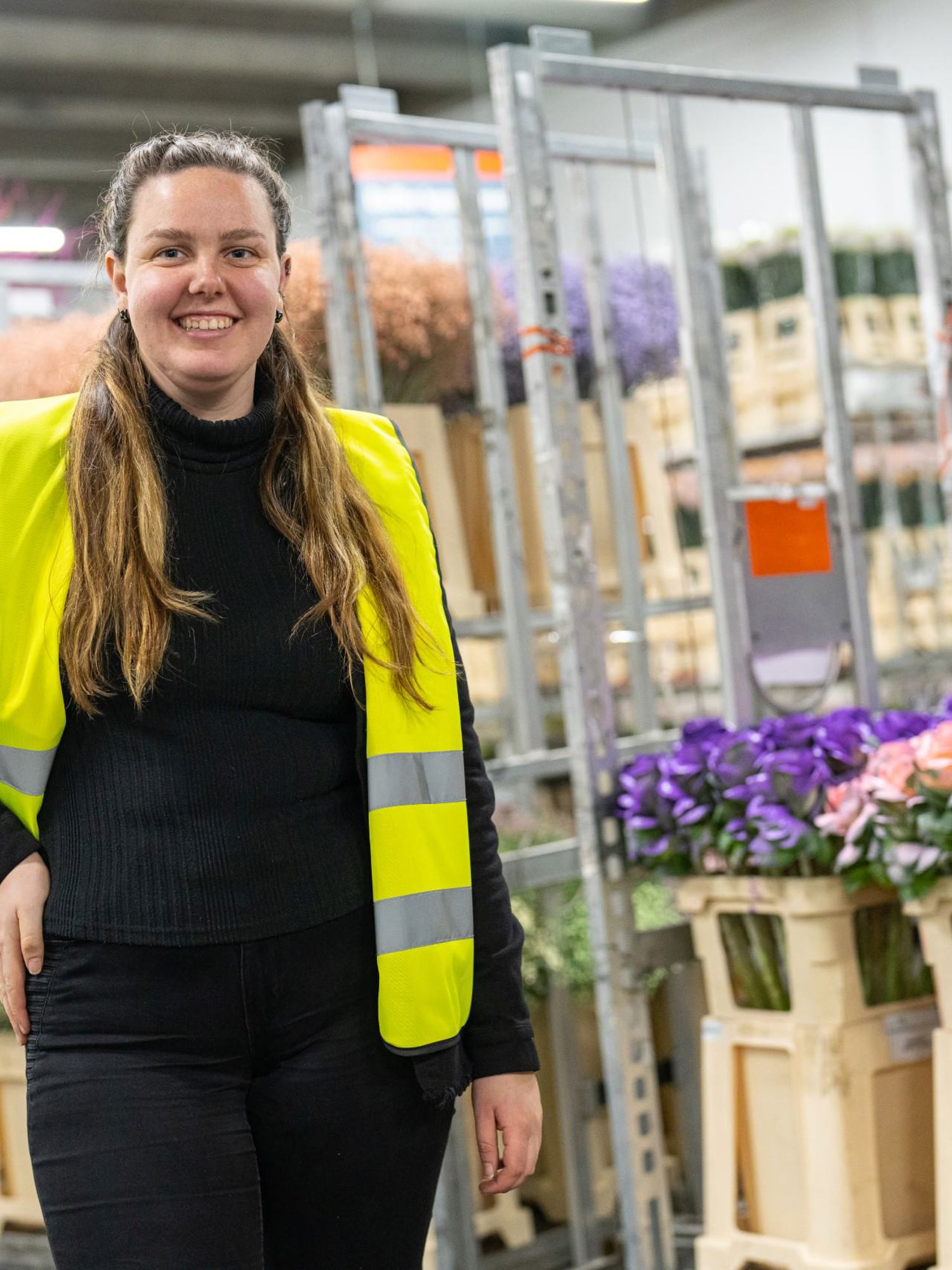Bloemstudent in aanloop naar WorldSkills Lyon met de vlag van Yuverta