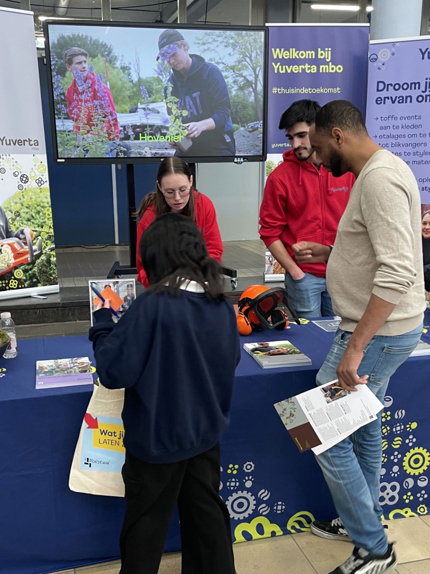 Meisje zittend op een bank voor kluisjes