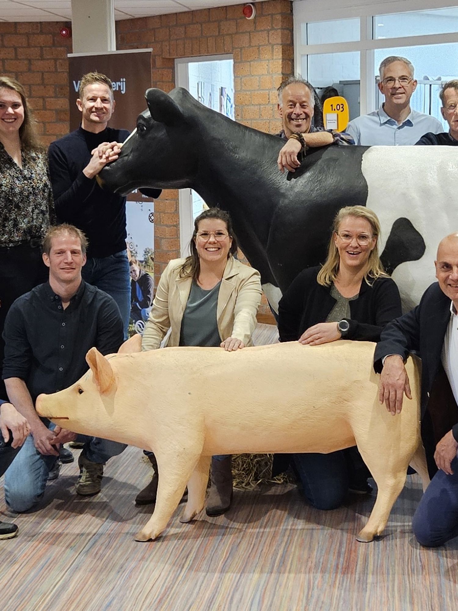 Meisje zittend op een bank voor kluisjes