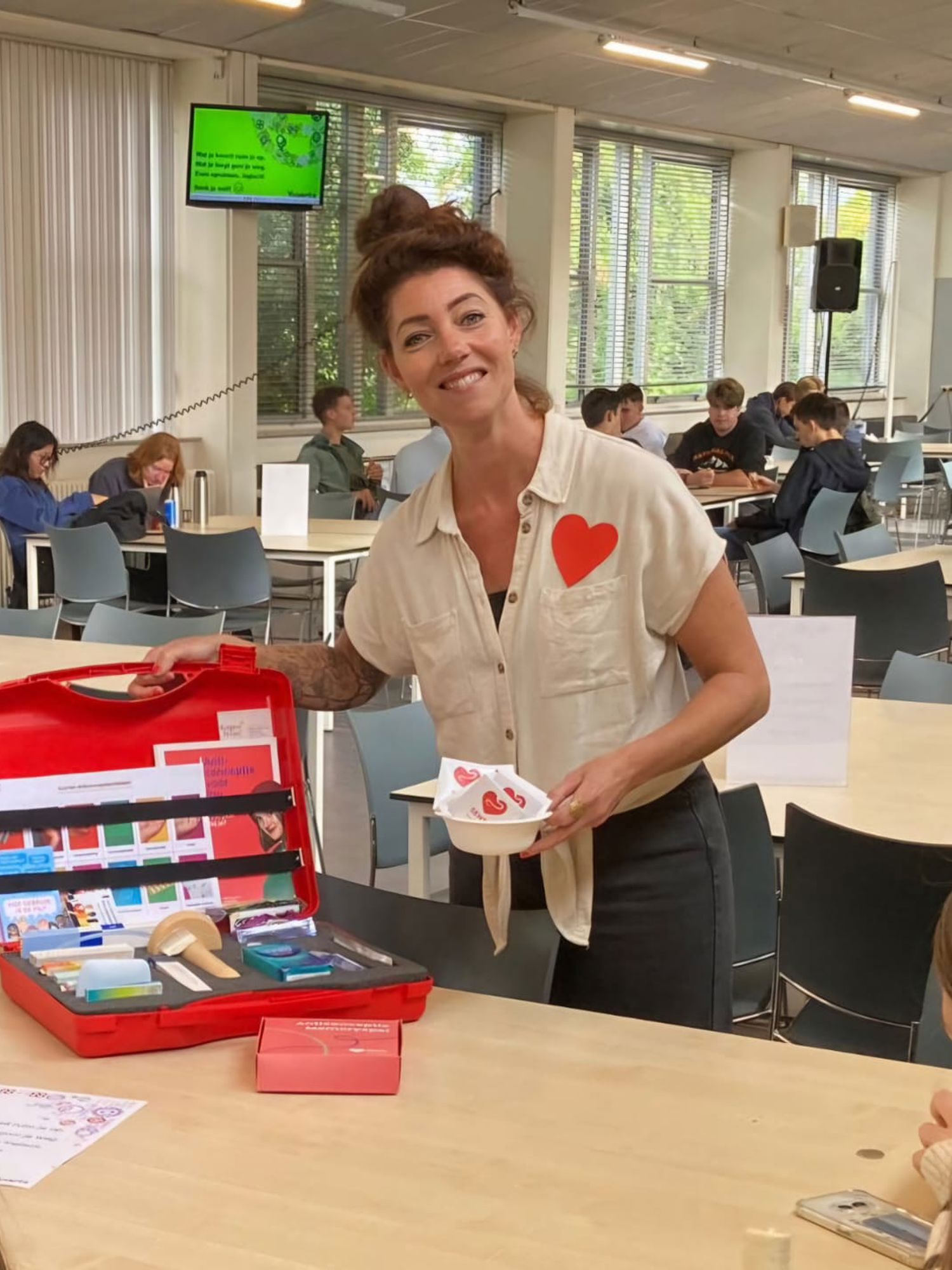 Meisje zittend op een bank voor kluisjes