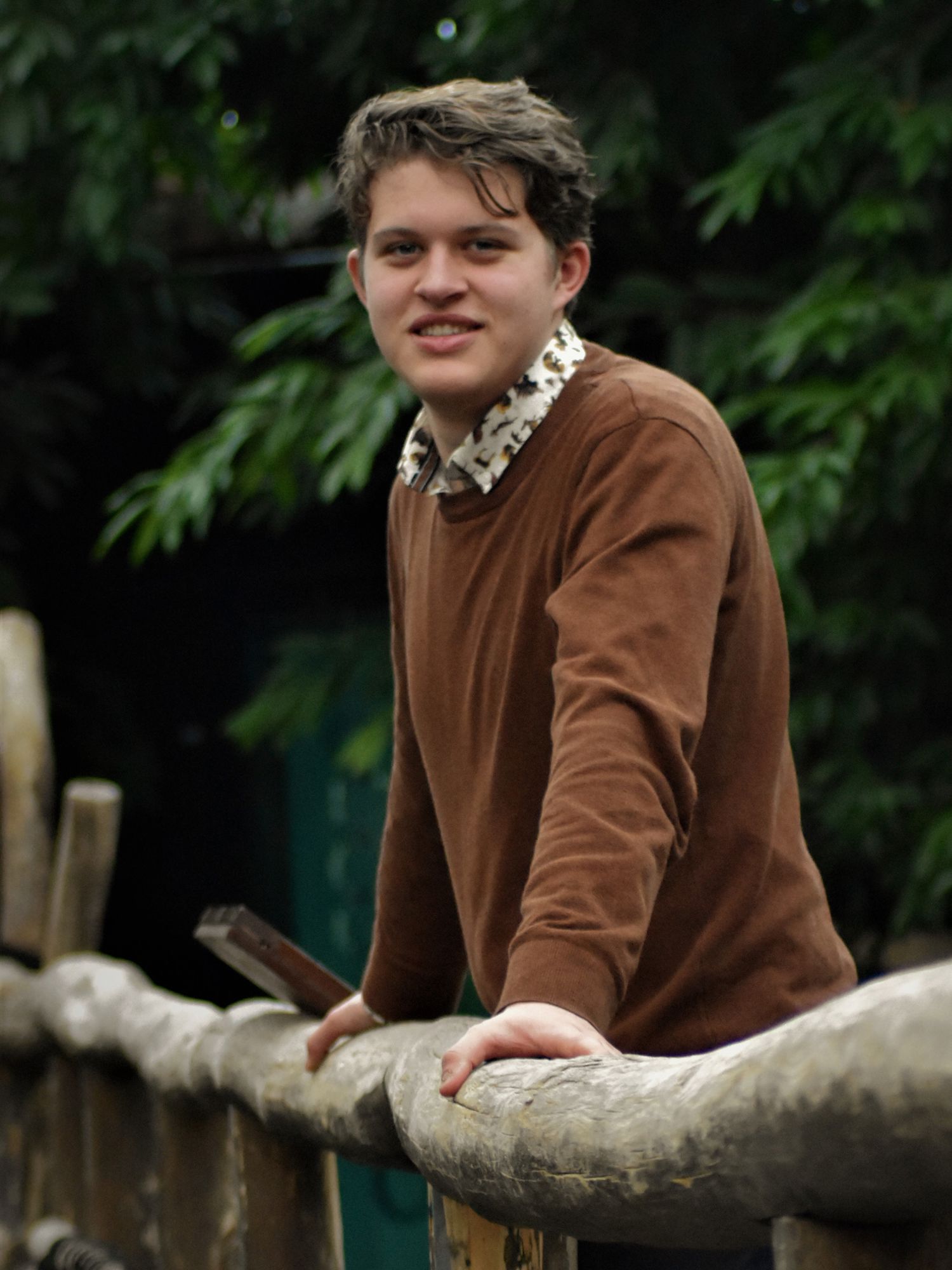 Meisje zittend op een bank voor kluisjes