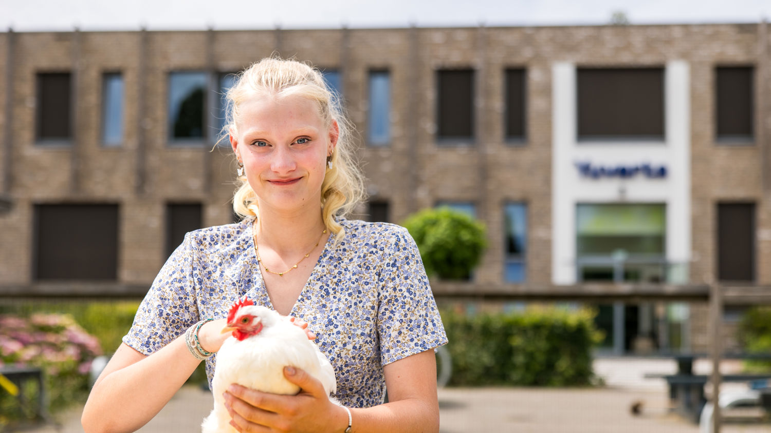 Meisje zittend op een bank voor kluisjes