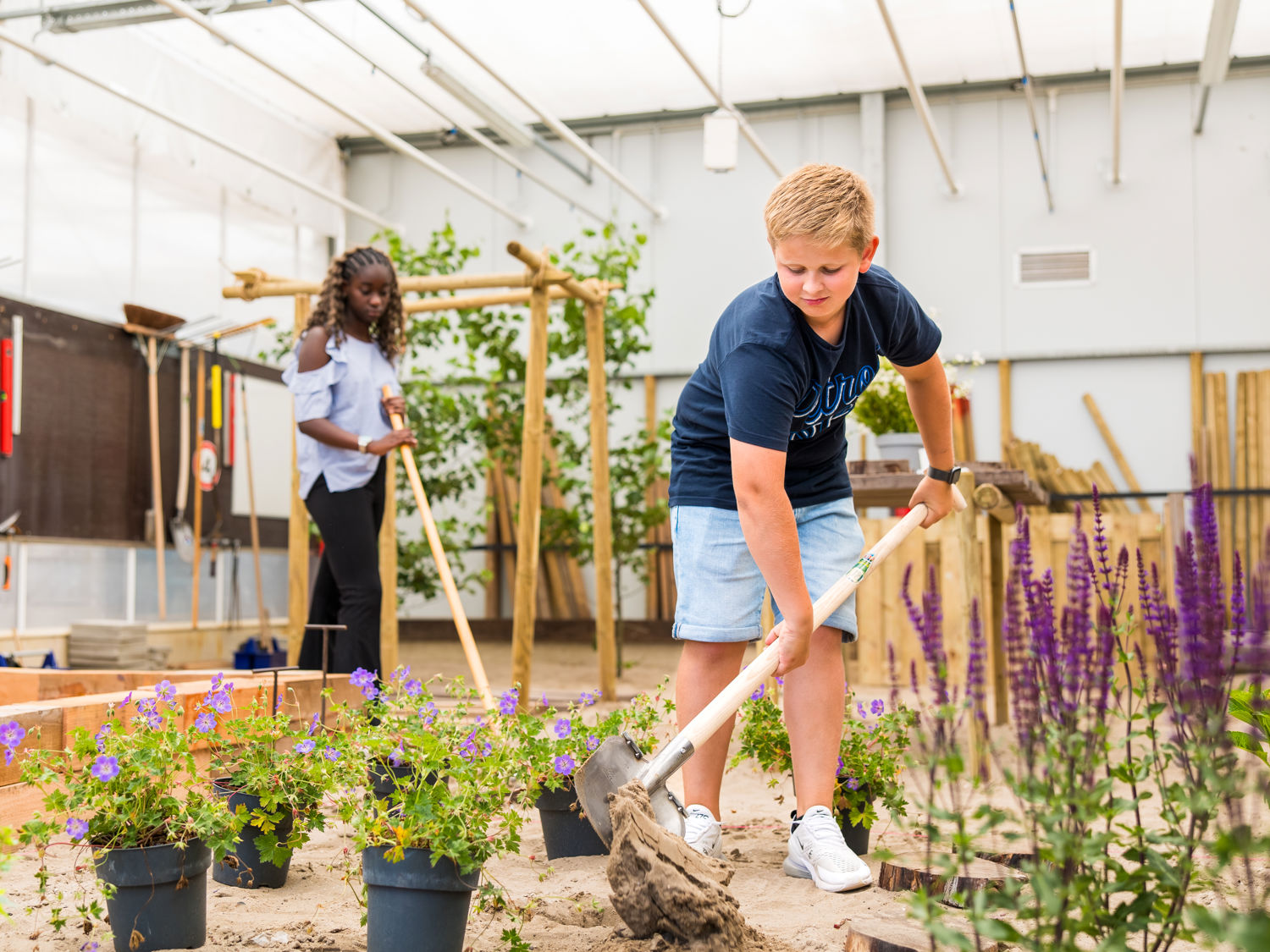Meisje zittend op een bank voor kluisjes