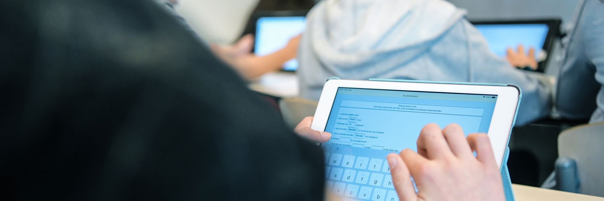 Leerlingen werken met tablets