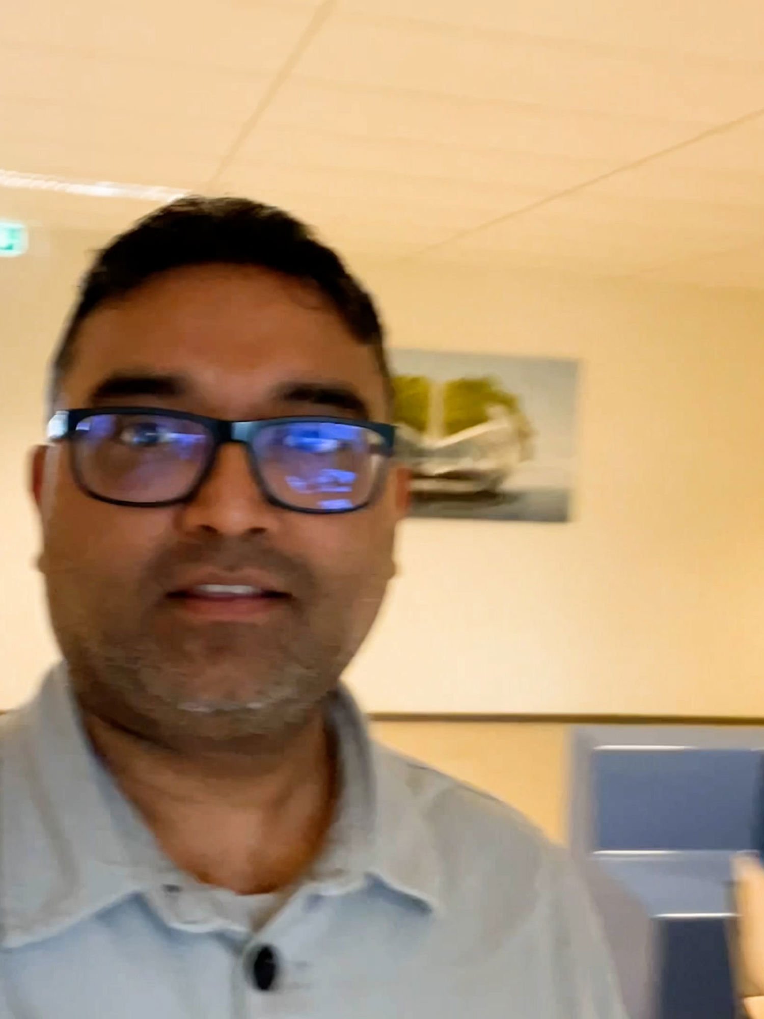 Docent van Yuverta vmbo Eindhoven neemt een vlog op met zijn eigen telefoon