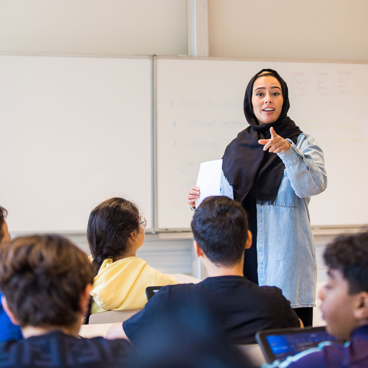 Meisje zittend op een bank voor kluisjes