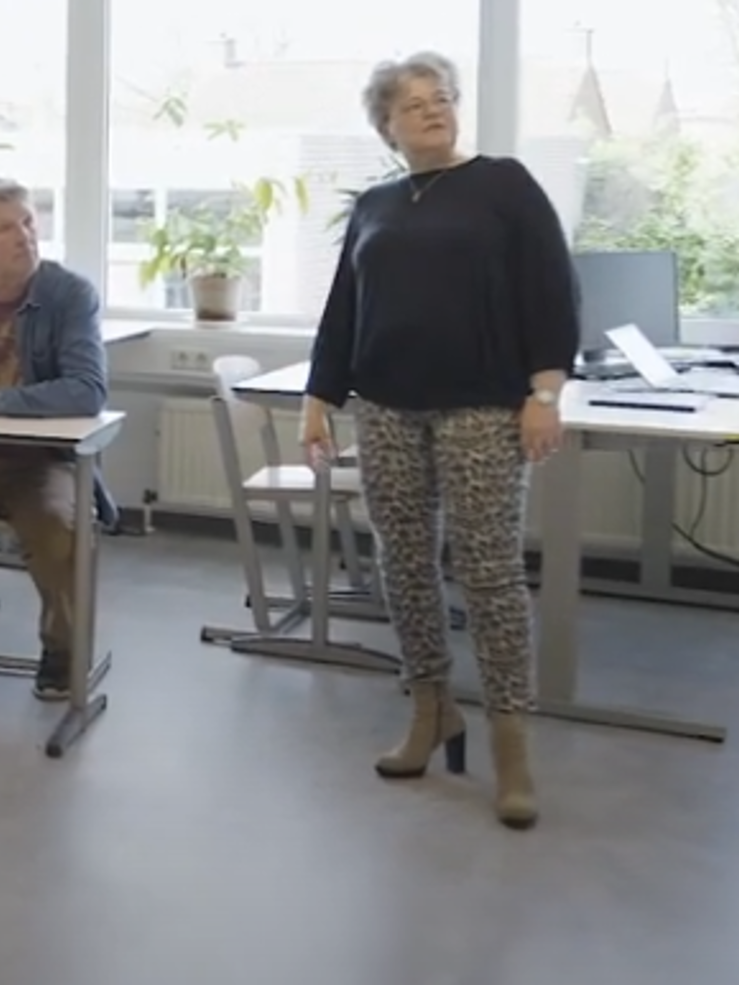 Docent van Yuverta vmbo Eindhoven neemt een vlog op met zijn eigen telefoon