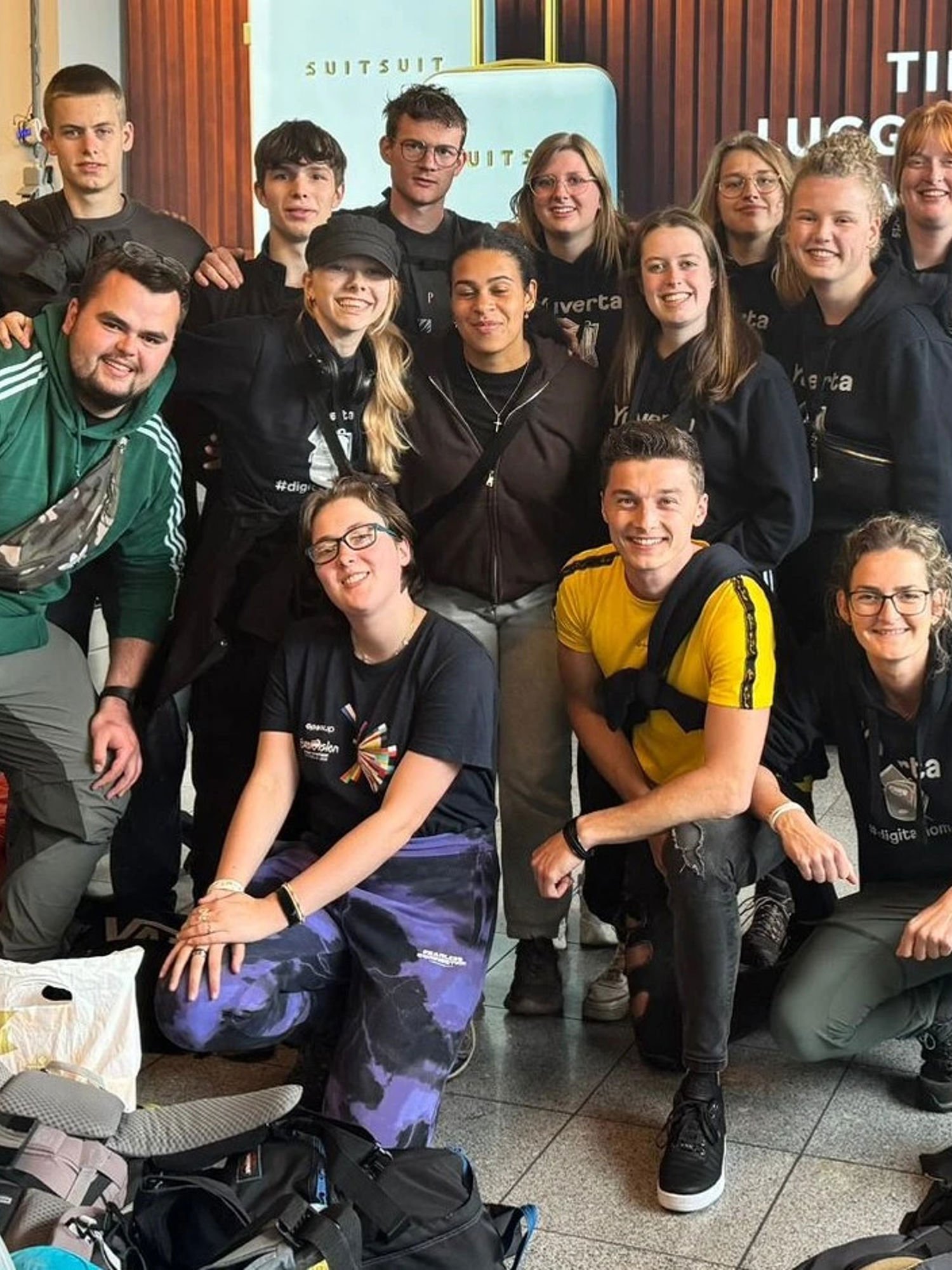 Bloemstudent in aanloop naar WorldSkills Lyon met de vlag van Yuverta