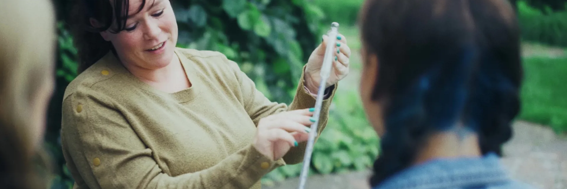 Docent geeft uitleg aan 2 leerlingen