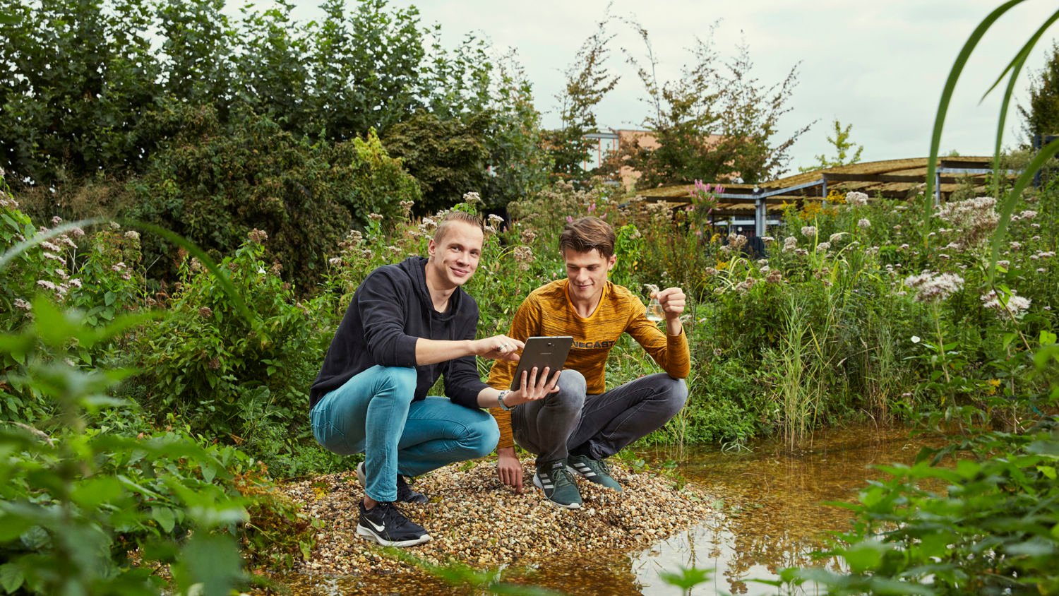 Meisje zittend op een bank voor kluisjes
