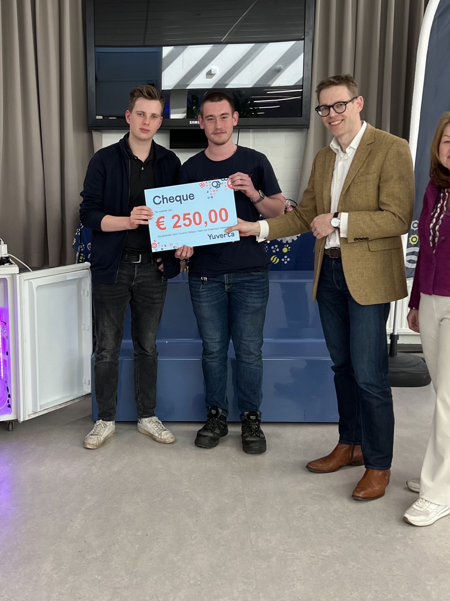 Bloemstudent in aanloop naar WorldSkills Lyon met de vlag van Yuverta