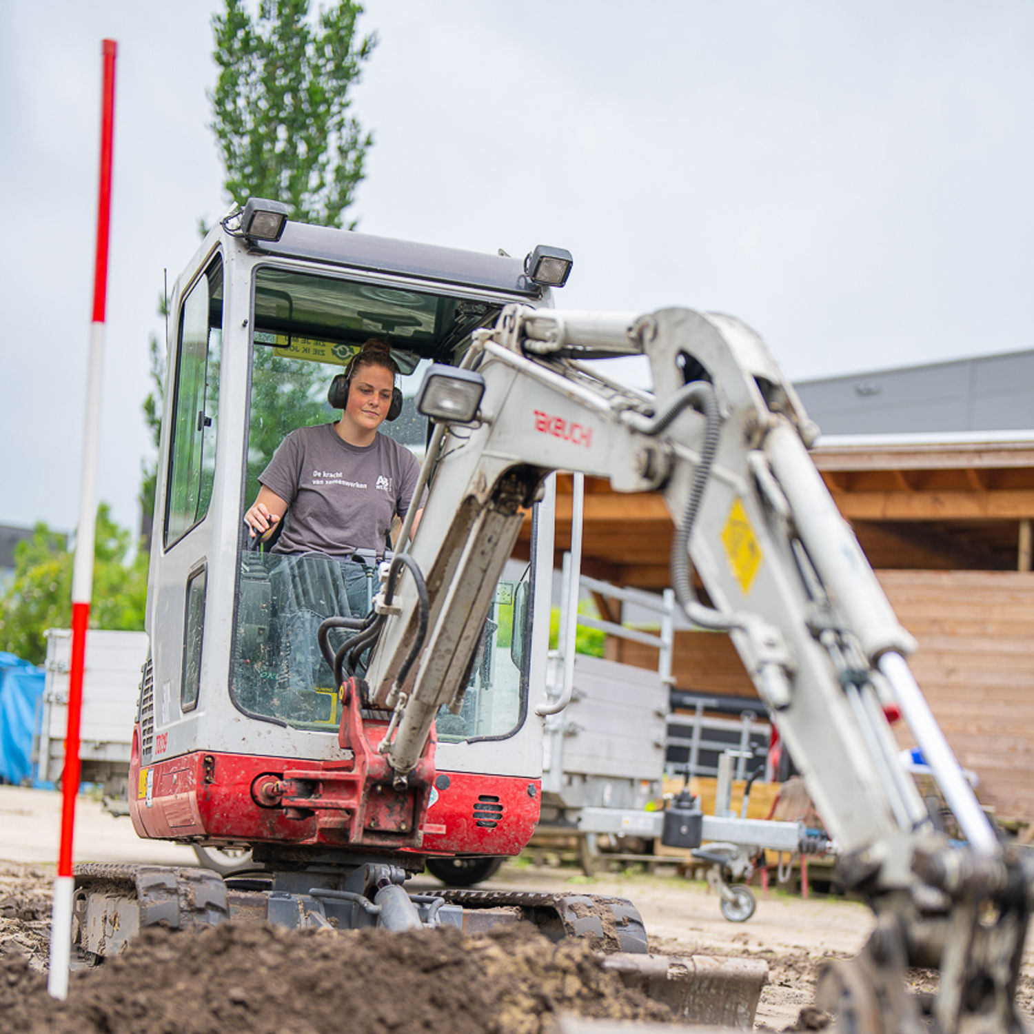 Meisje zittend op een bank voor kluisjes