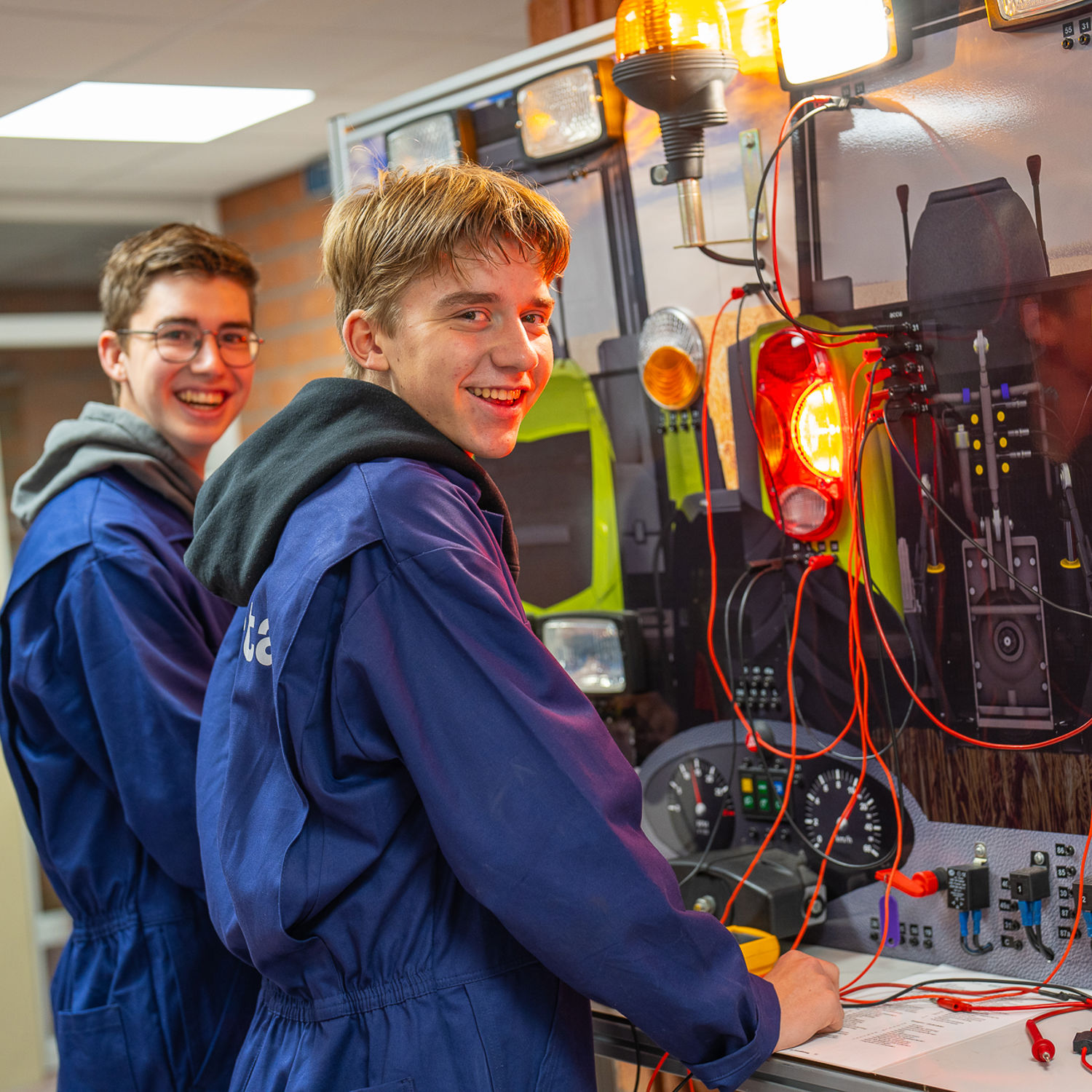 Meisje zittend op een bank voor kluisjes