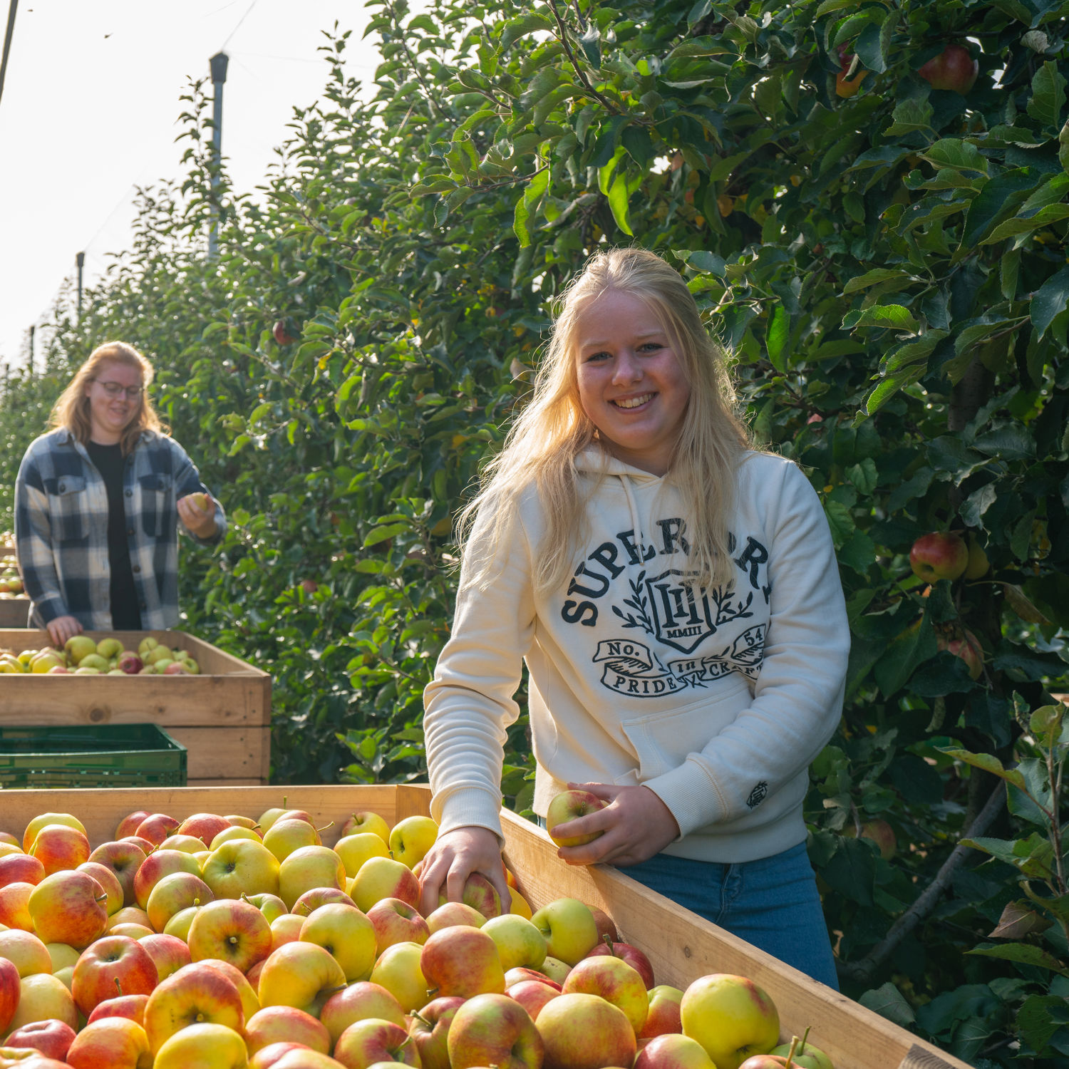 Een student met planten in de hand