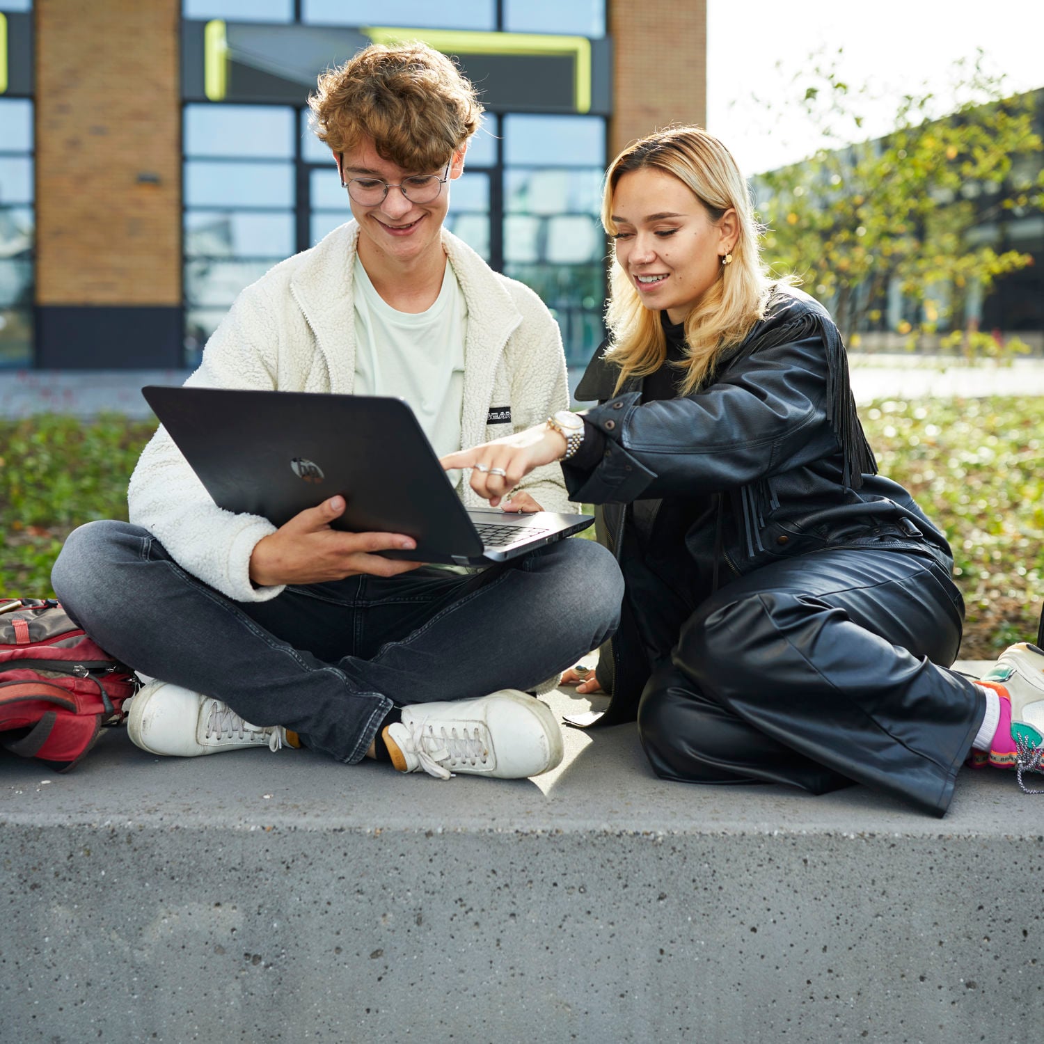 3 Studenten lopen samen buiten
