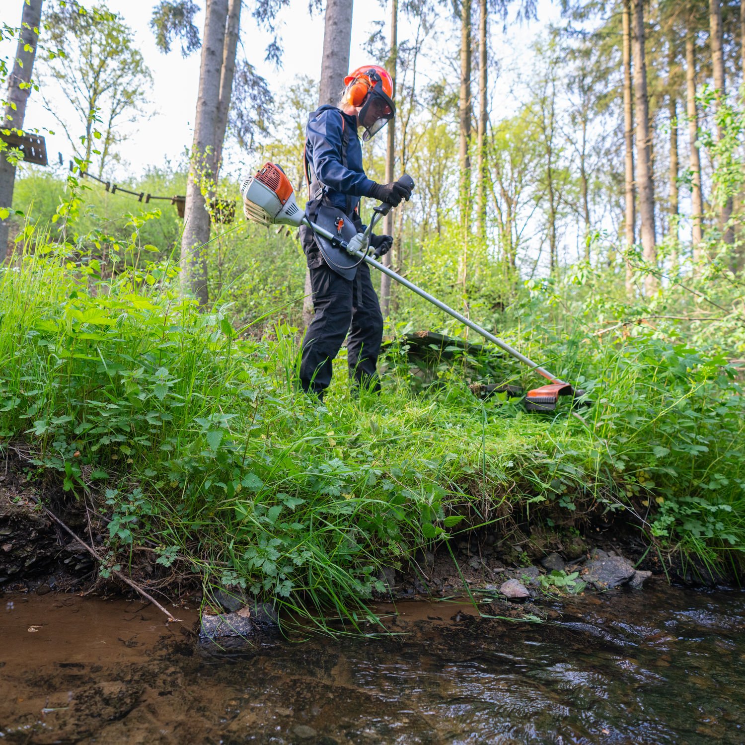 Meisje zittend op een bank voor kluisjes