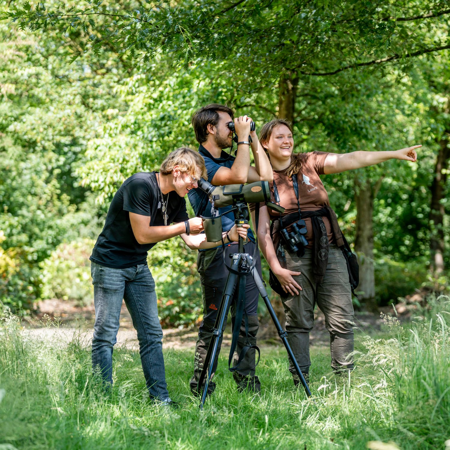 Meisje zittend op een bank voor kluisjes