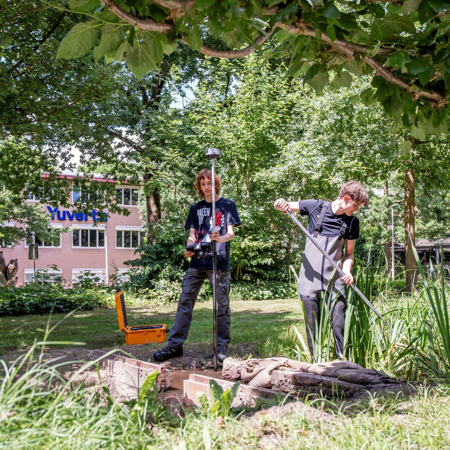 Meisje zittend op een bank voor kluisjes