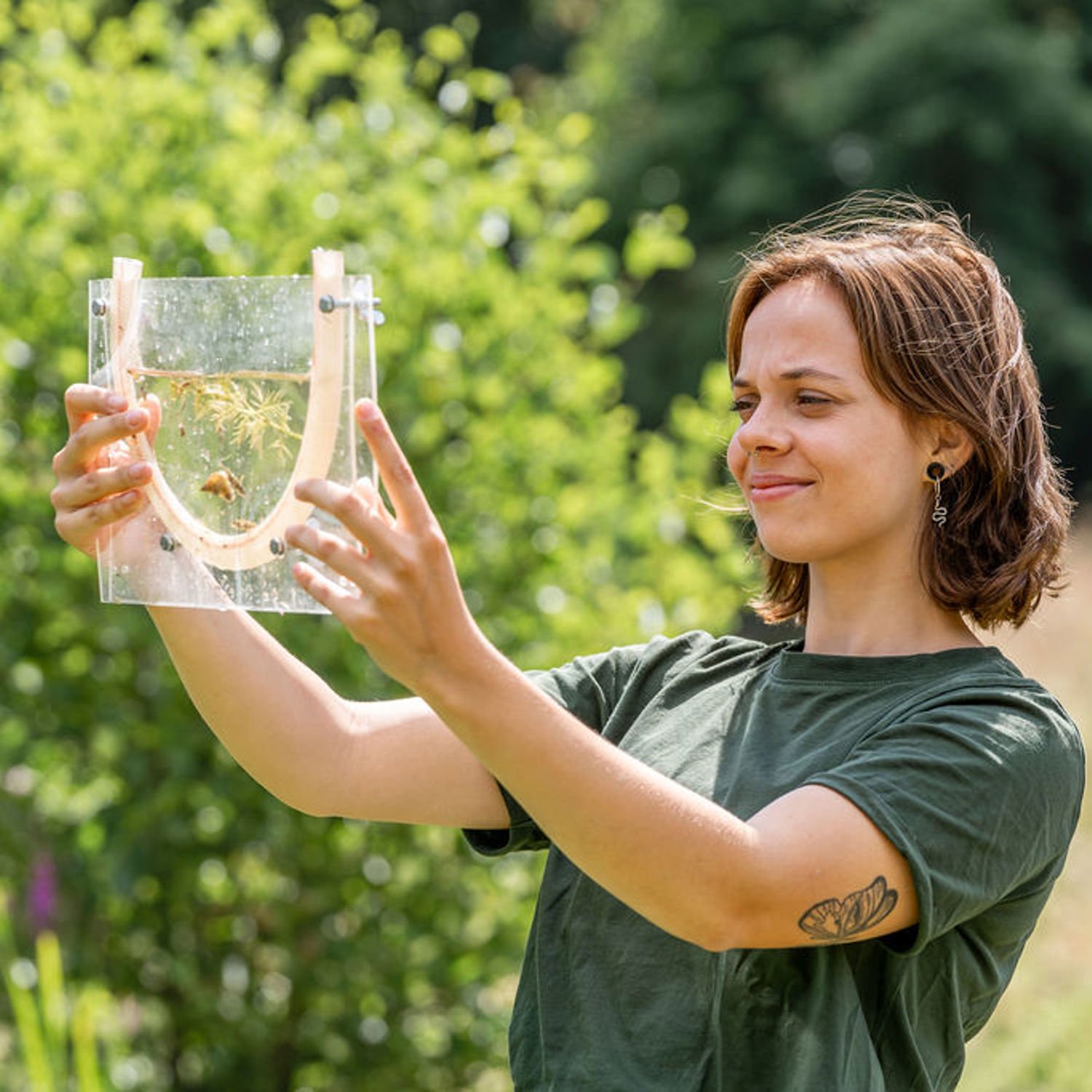 Meisje zittend op een bank voor kluisjes