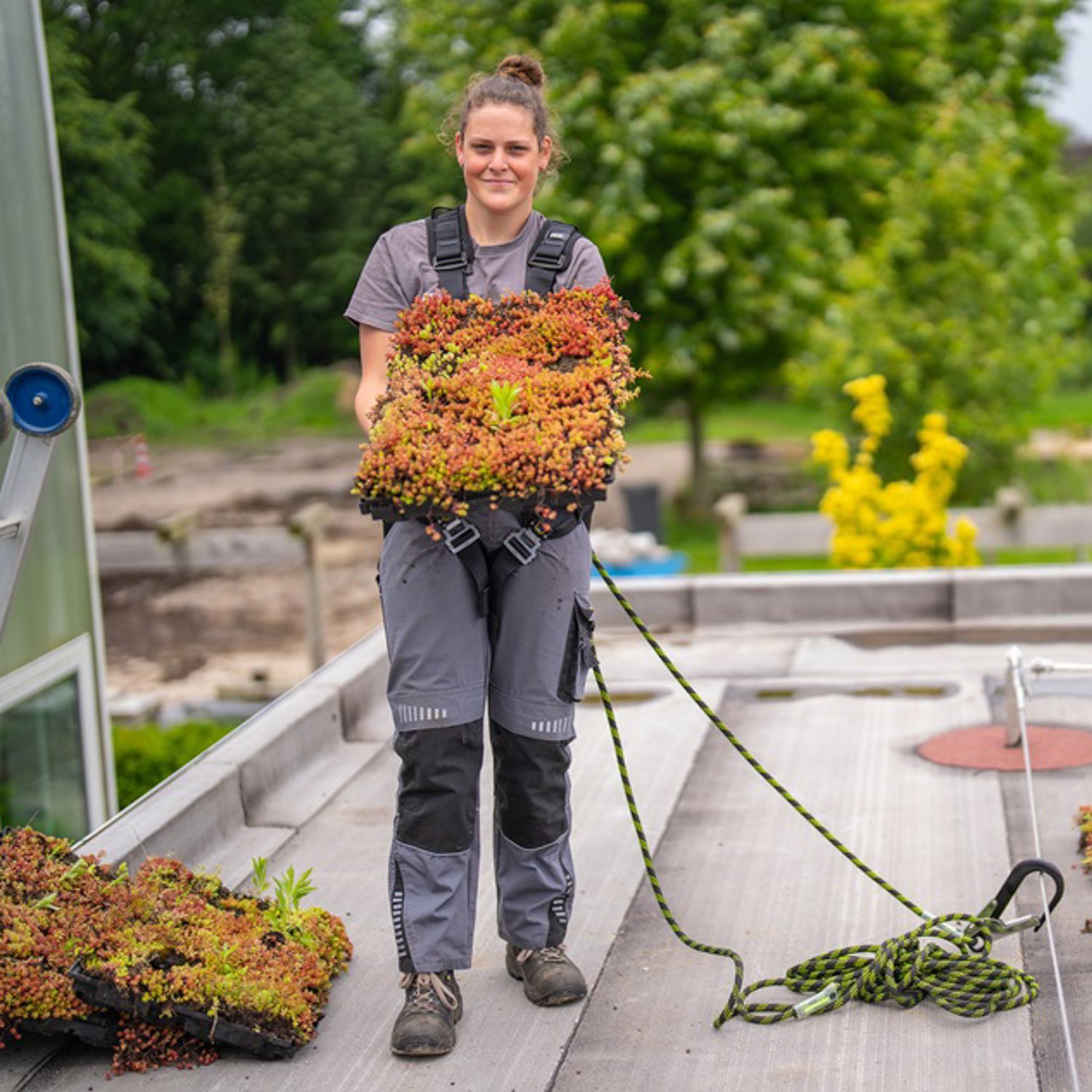 Meisje zittend op een bank voor kluisjes