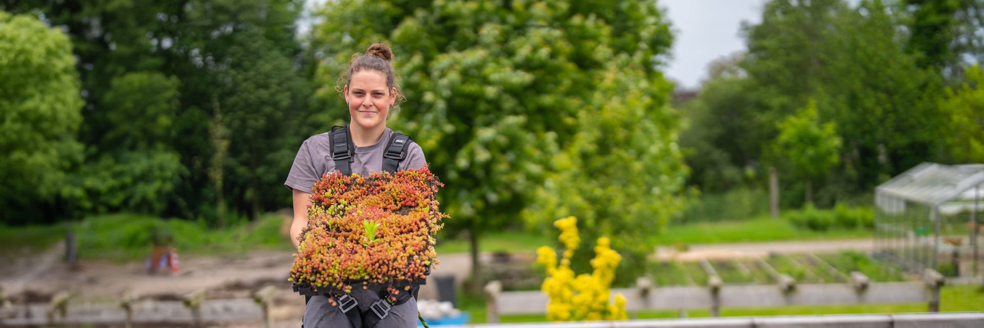 Een student begint de aanleg voor een daktuin