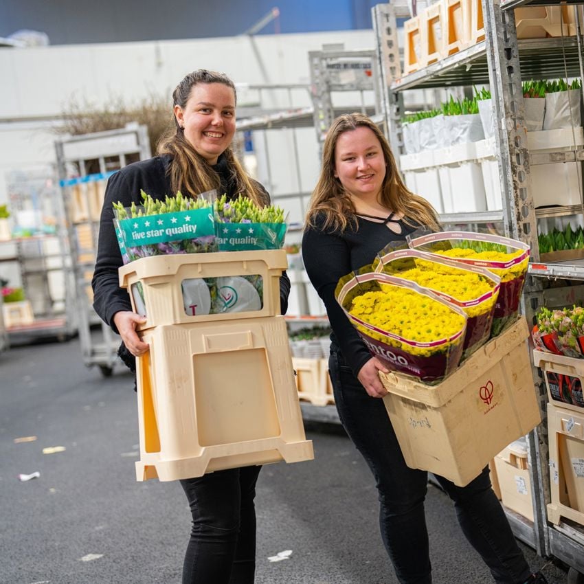 Meisje zittend op een bank voor kluisjes