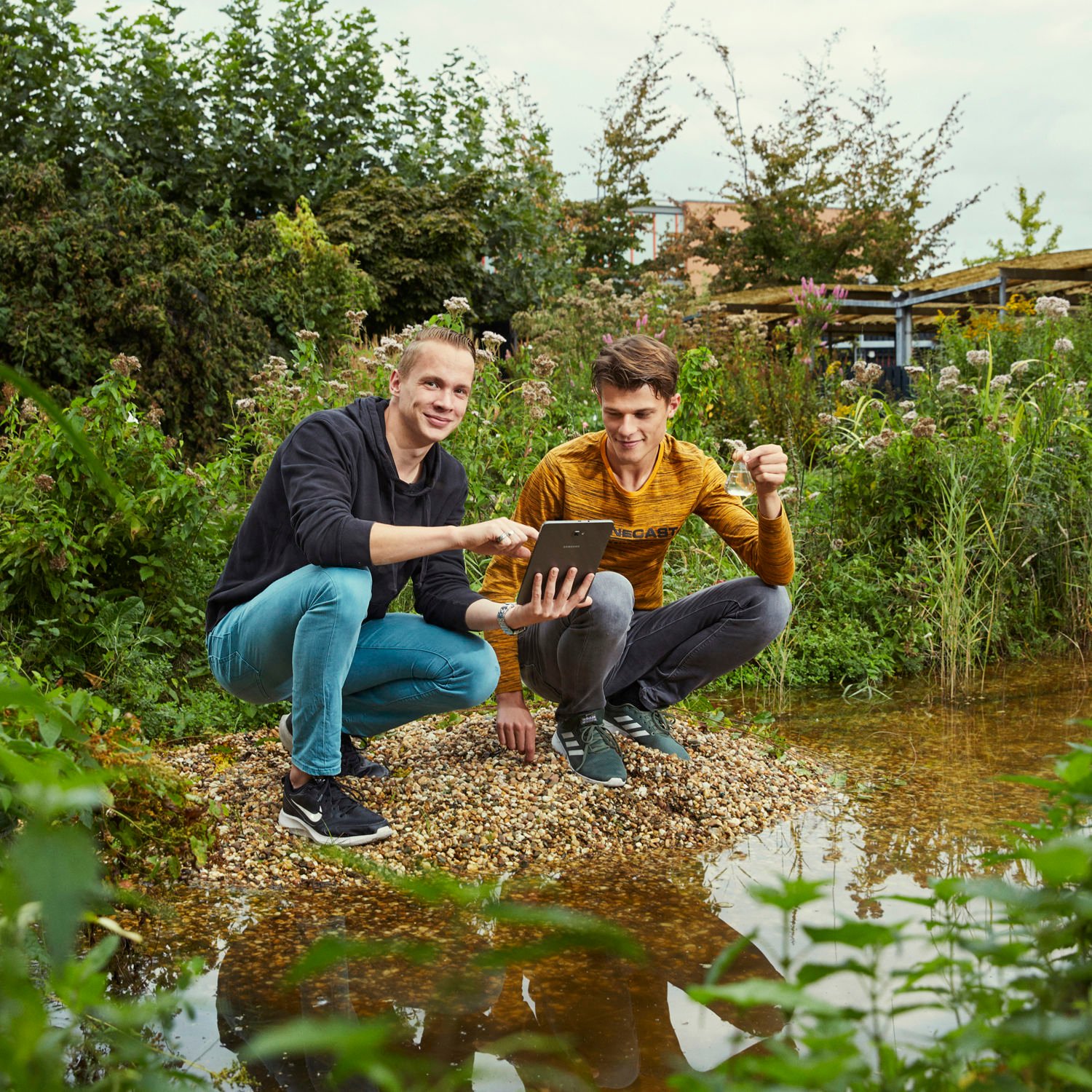 Meisje zittend op een bank voor kluisjes