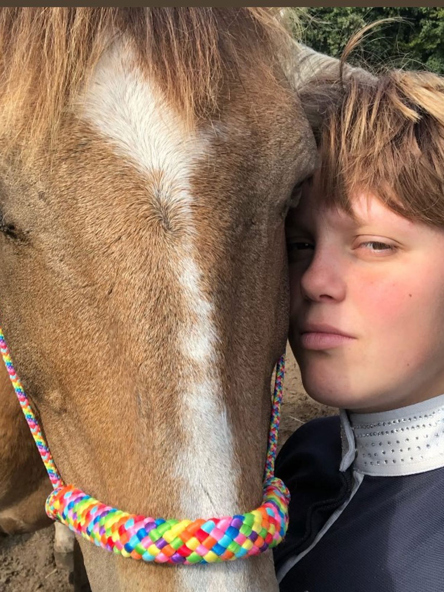 Een student met planten in de hand
