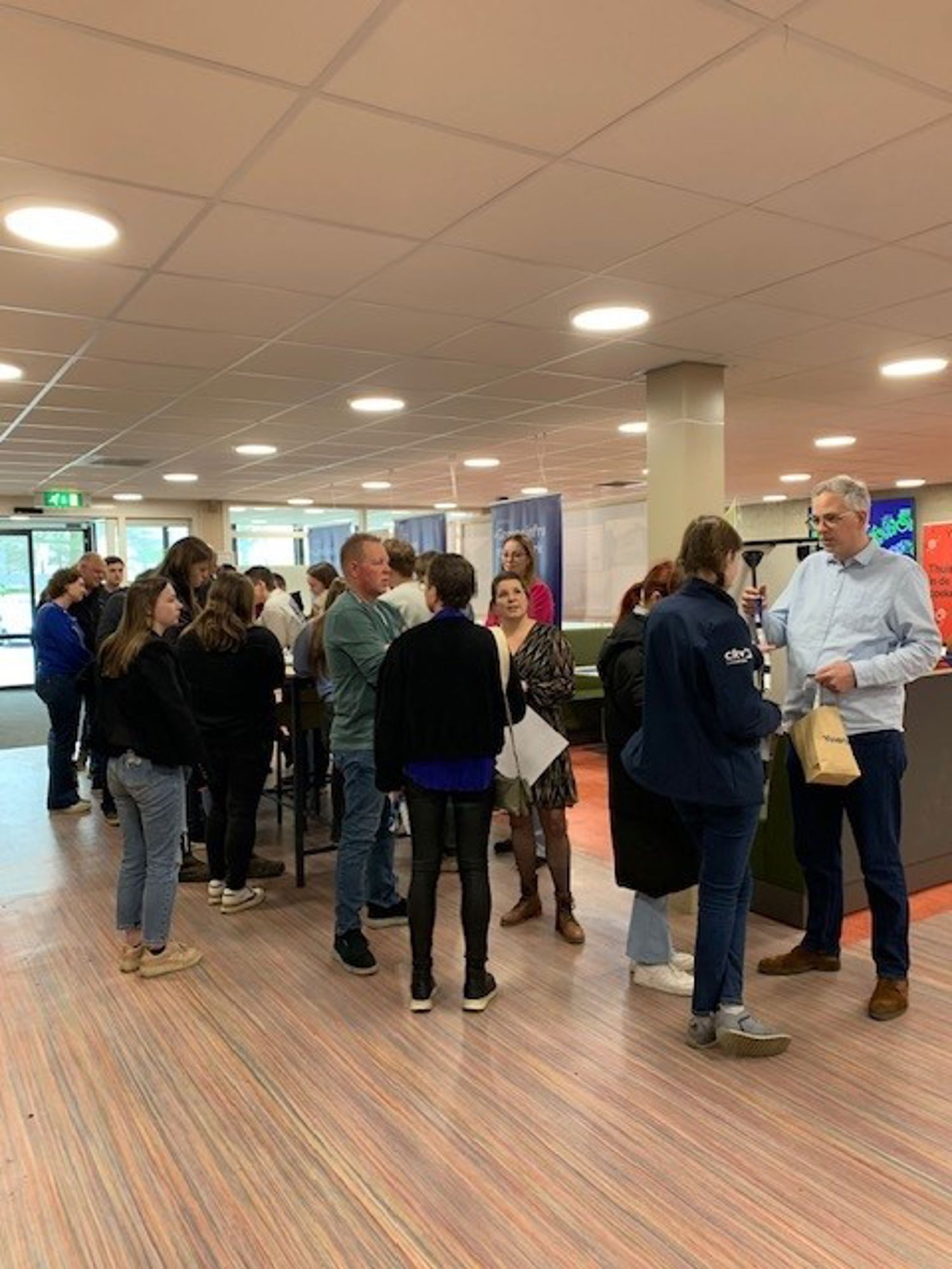 Mbo-studenten op het podium tijdens Skills The Finals 2025