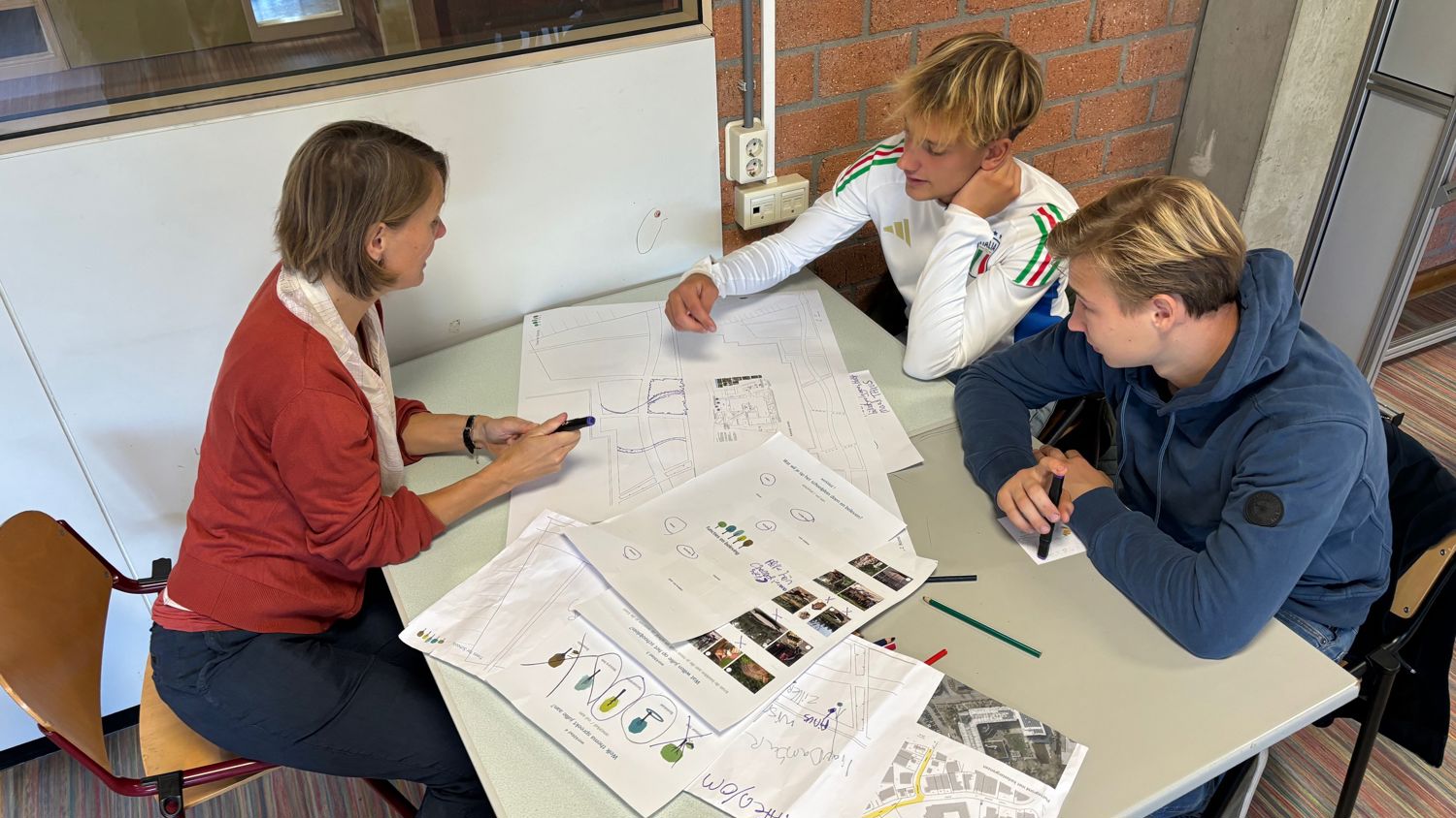 Meisje zittend op een bank voor kluisjes