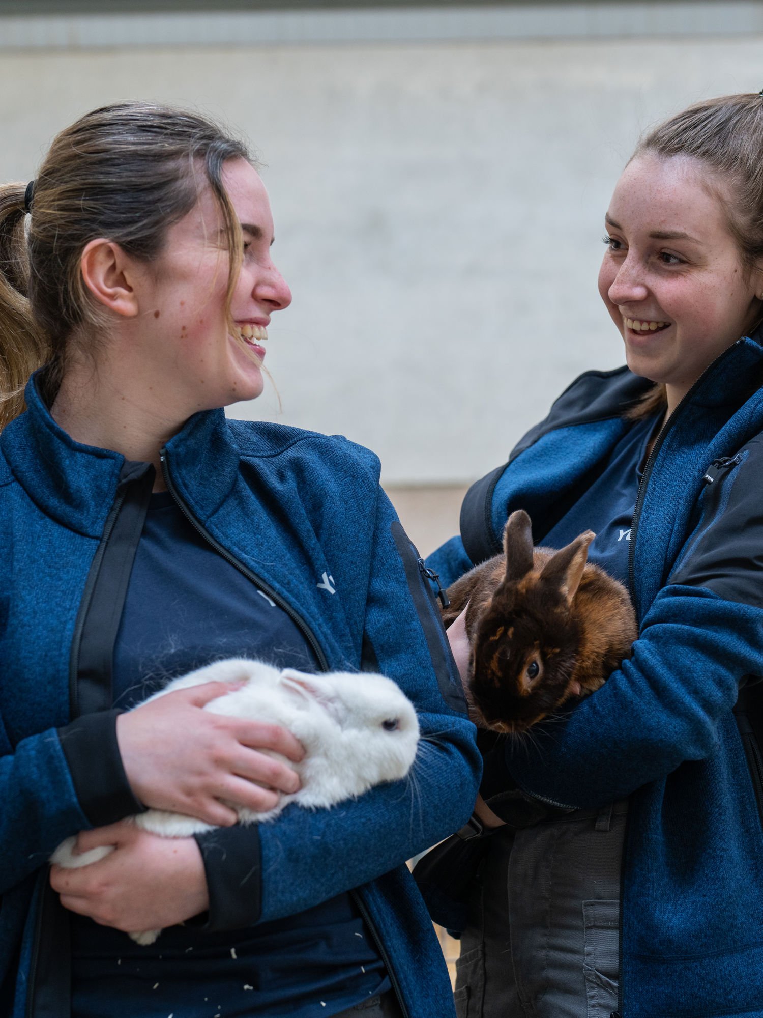 Bloemstudent in aanloop naar WorldSkills Lyon met de vlag van Yuverta