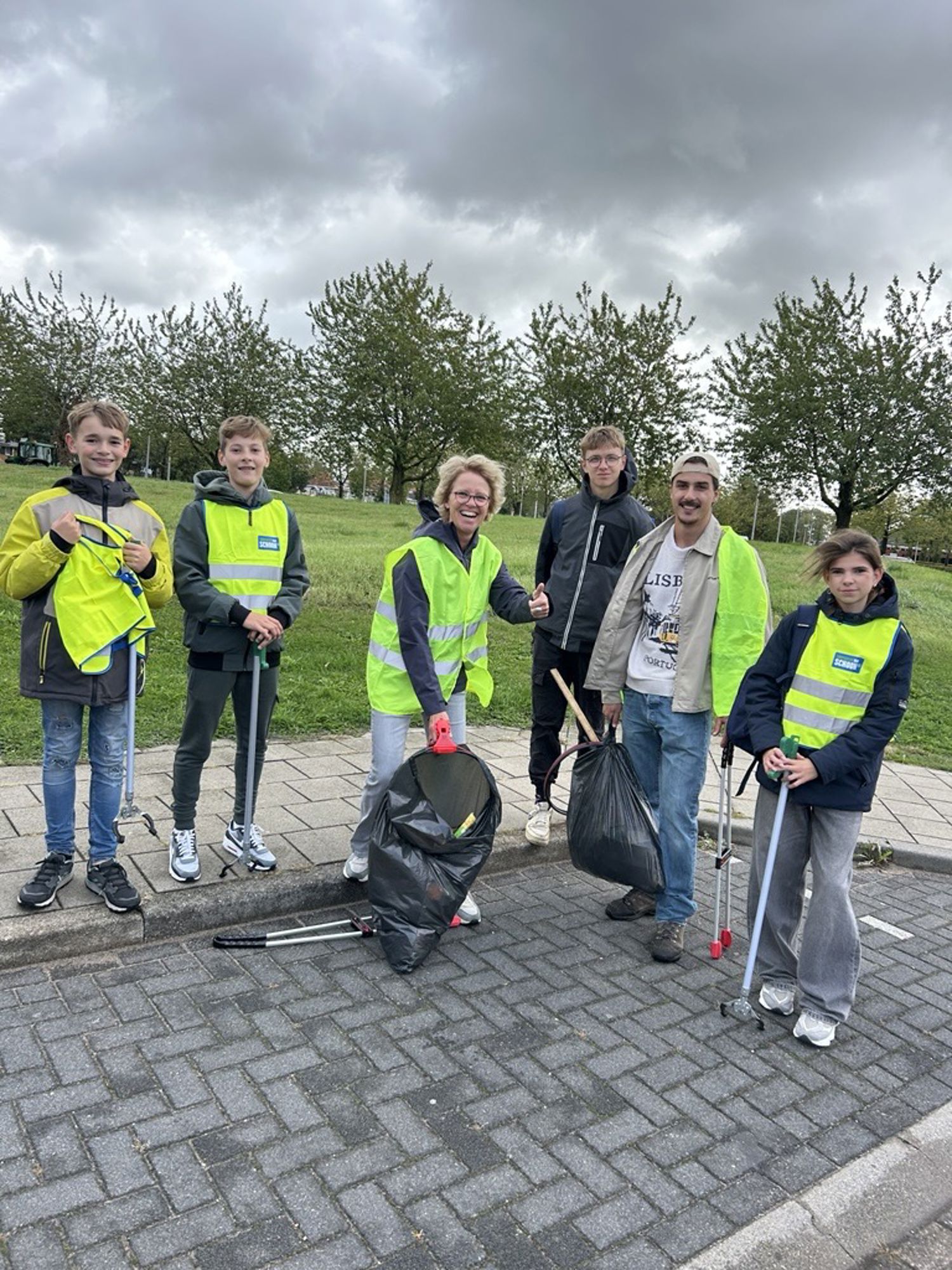 Docent van Yuverta vmbo Eindhoven neemt een vlog op met zijn eigen telefoon