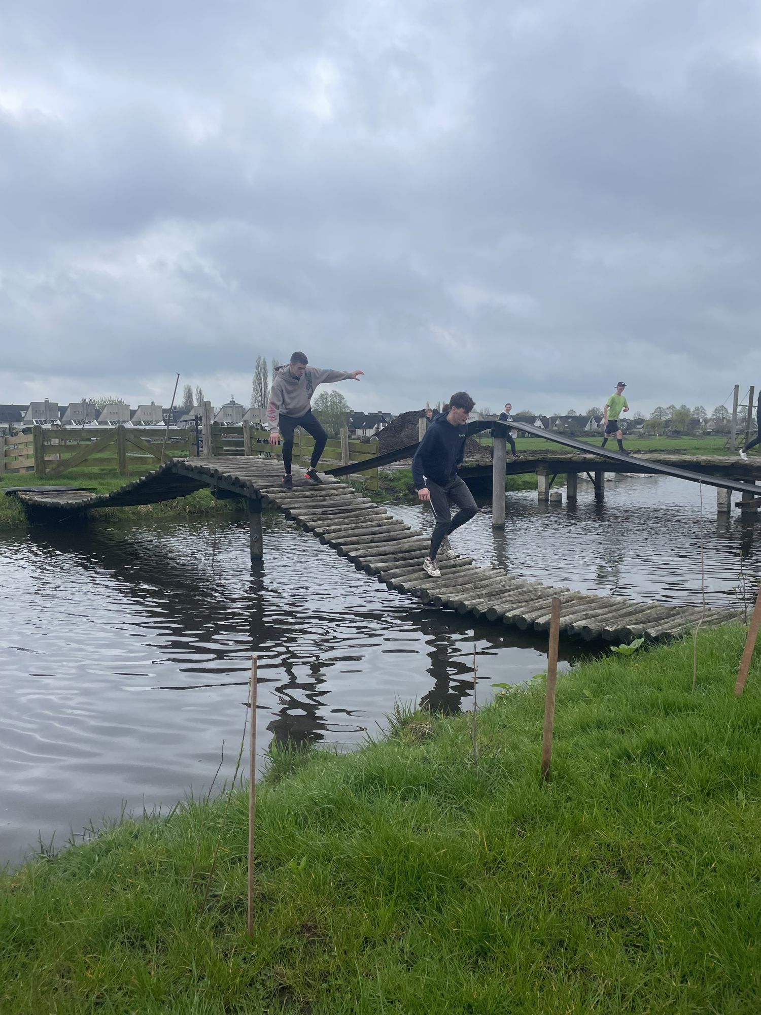 Docent van Yuverta vmbo Eindhoven neemt een vlog op met zijn eigen telefoon