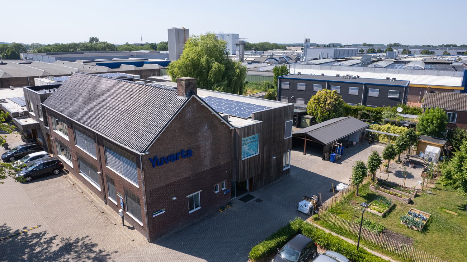 Onze vakdocent Duncan buiten bij een groep eenden