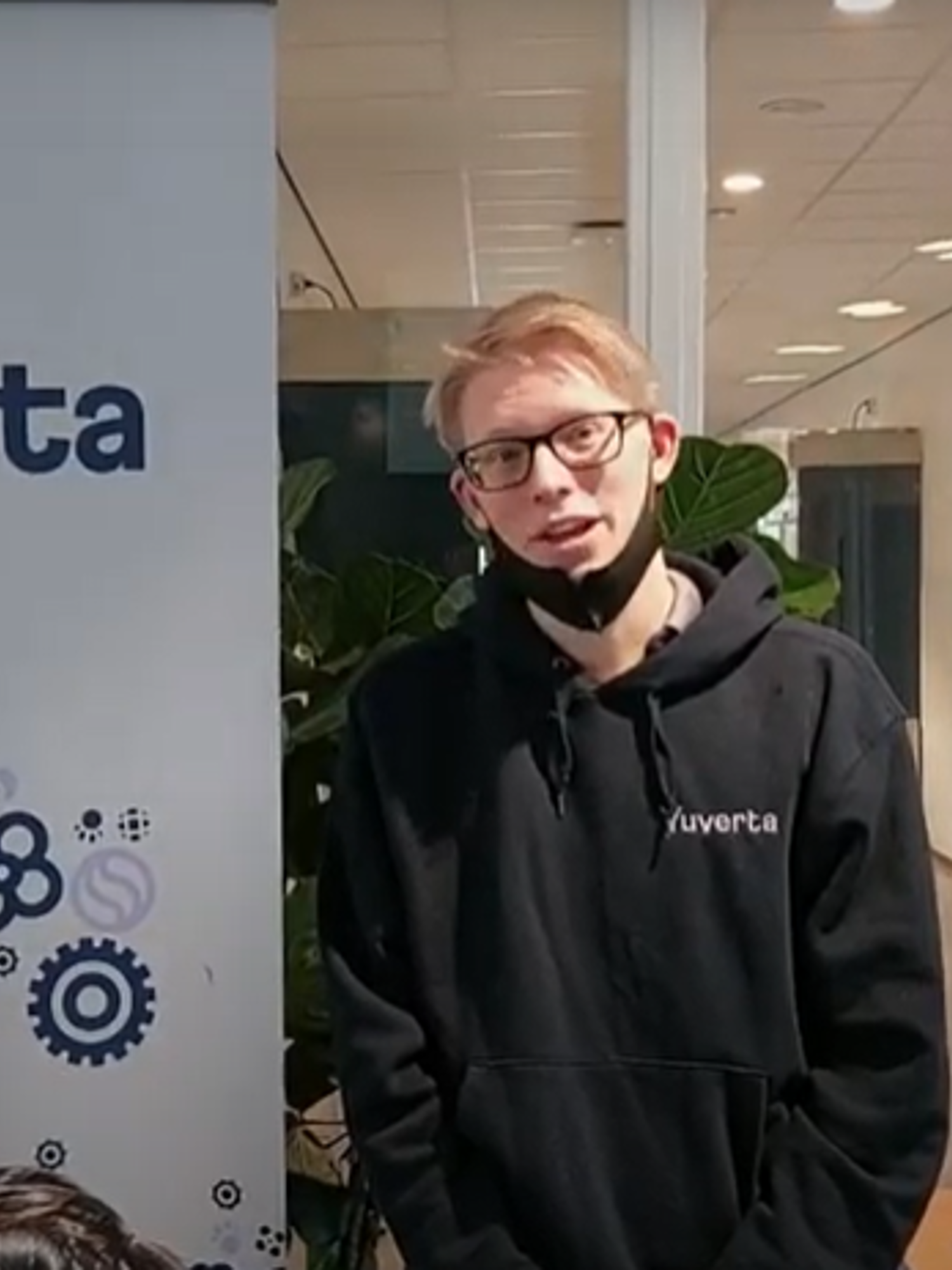 Docent van Yuverta vmbo Eindhoven neemt een vlog op met zijn eigen telefoon