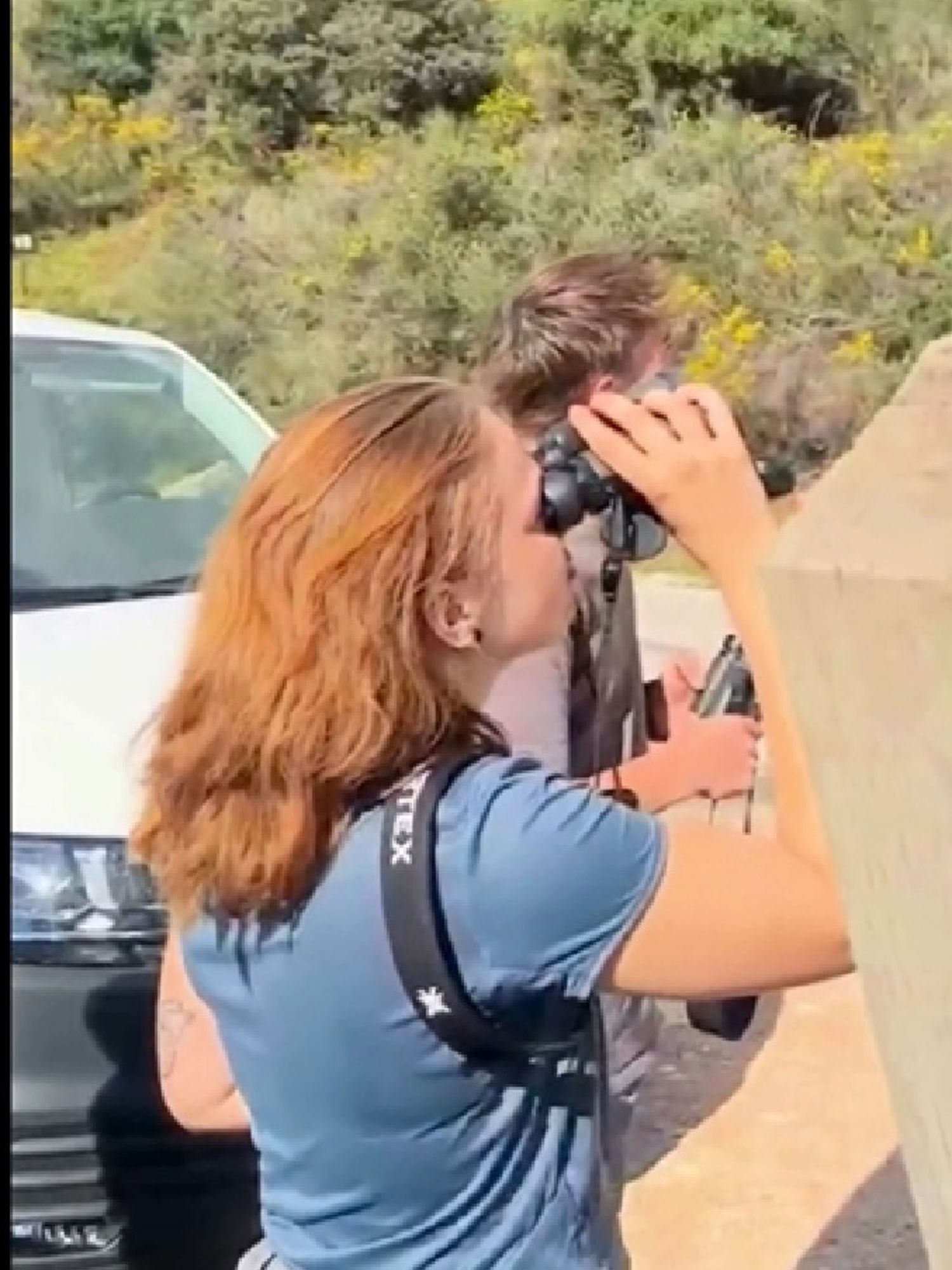 Docent van Yuverta vmbo Eindhoven neemt een vlog op met zijn eigen telefoon