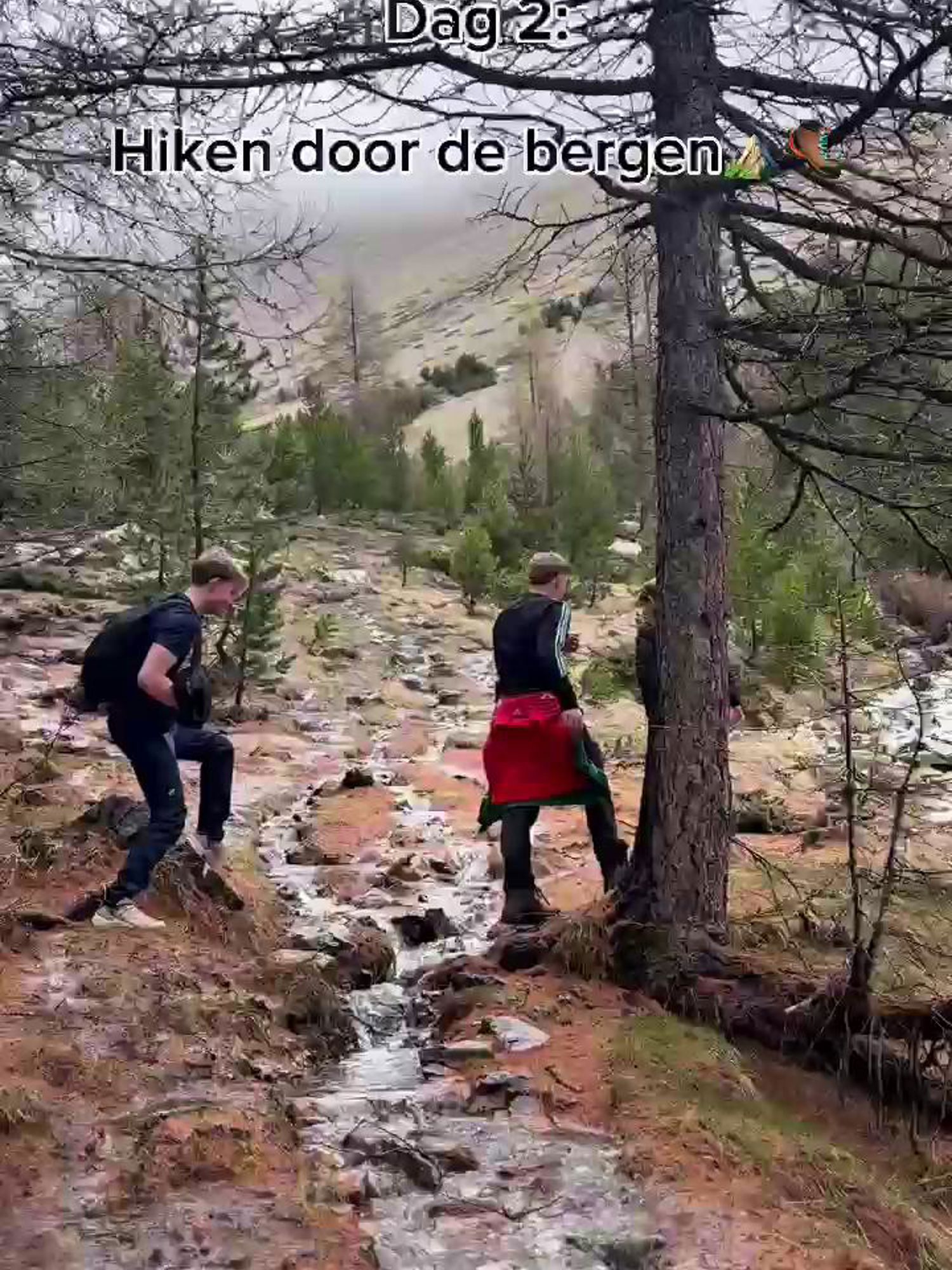 Docent van Yuverta vmbo Eindhoven neemt een vlog op met zijn eigen telefoon