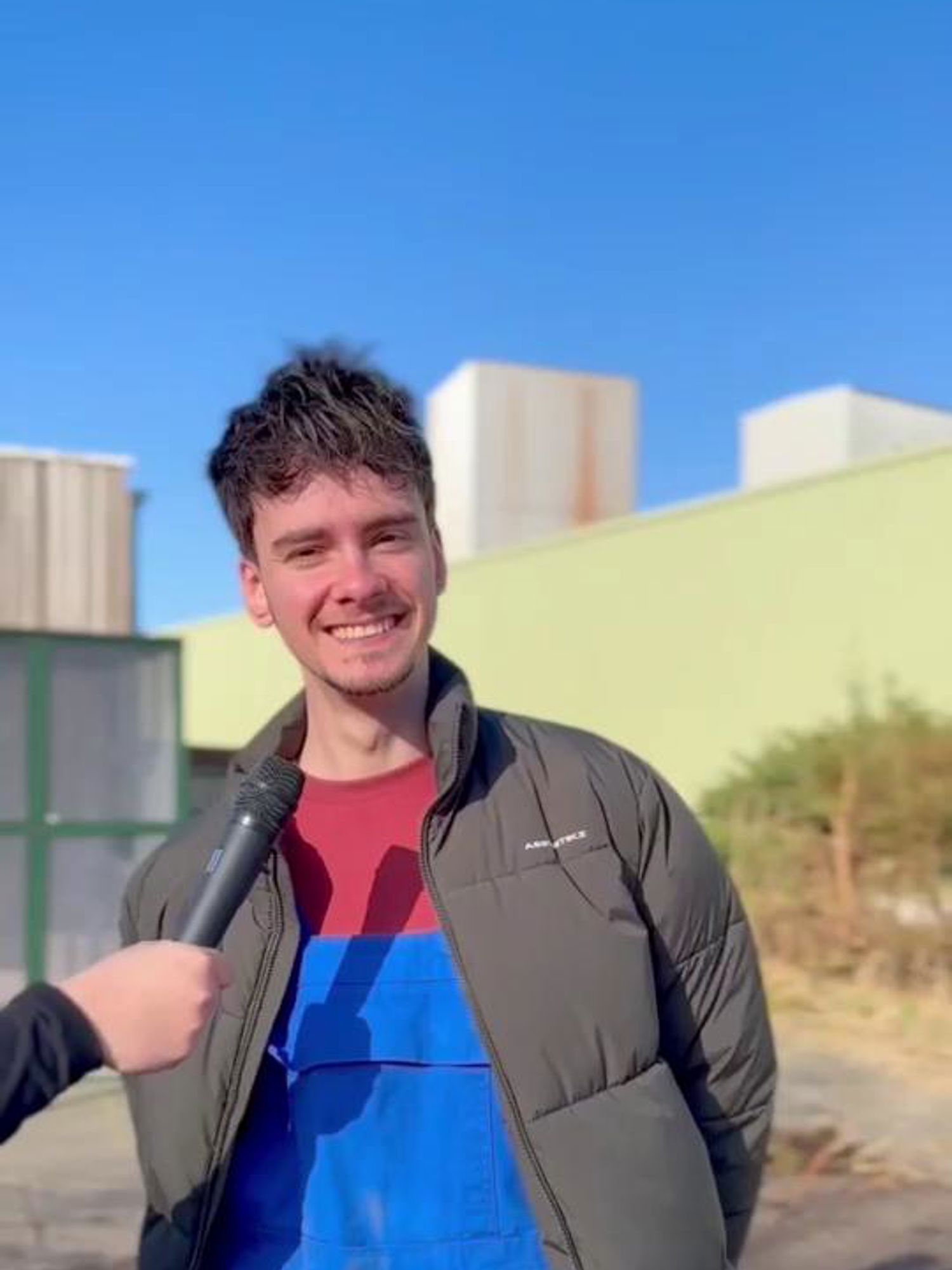 Docent van Yuverta vmbo Eindhoven neemt een vlog op met zijn eigen telefoon