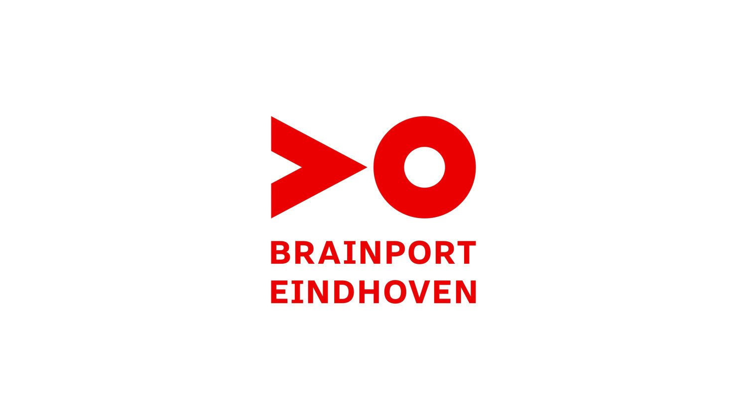 Meisje zittend op een bank voor kluisjes