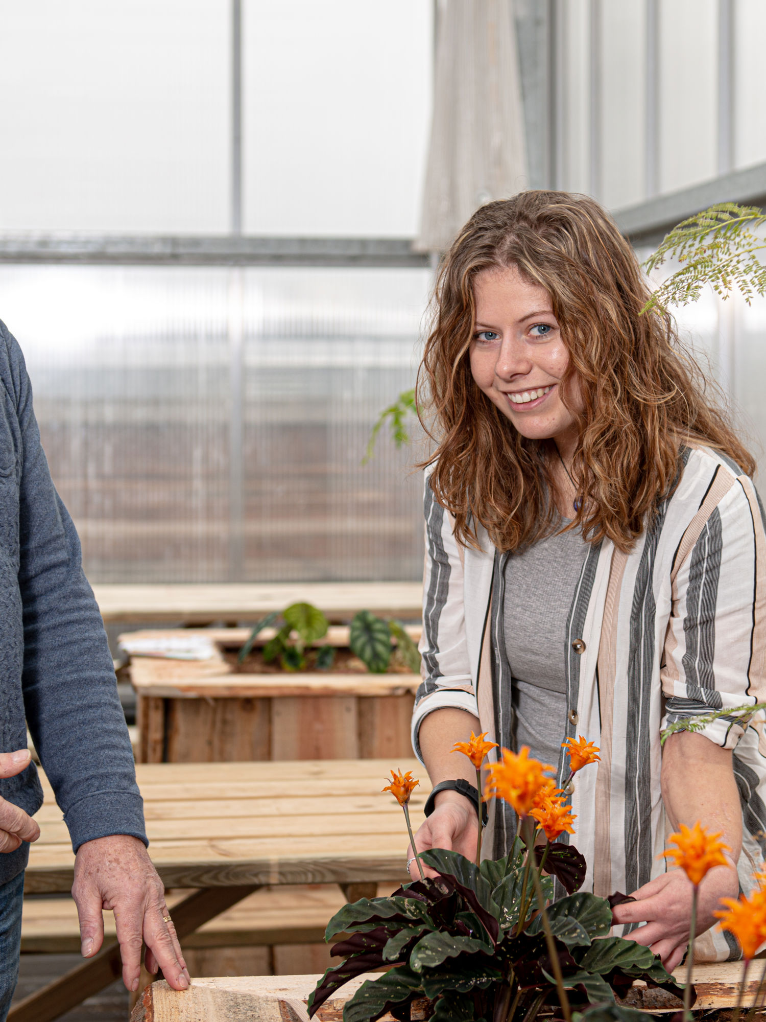 Docent van Yuverta vmbo Eindhoven neemt een vlog op met zijn eigen telefoon