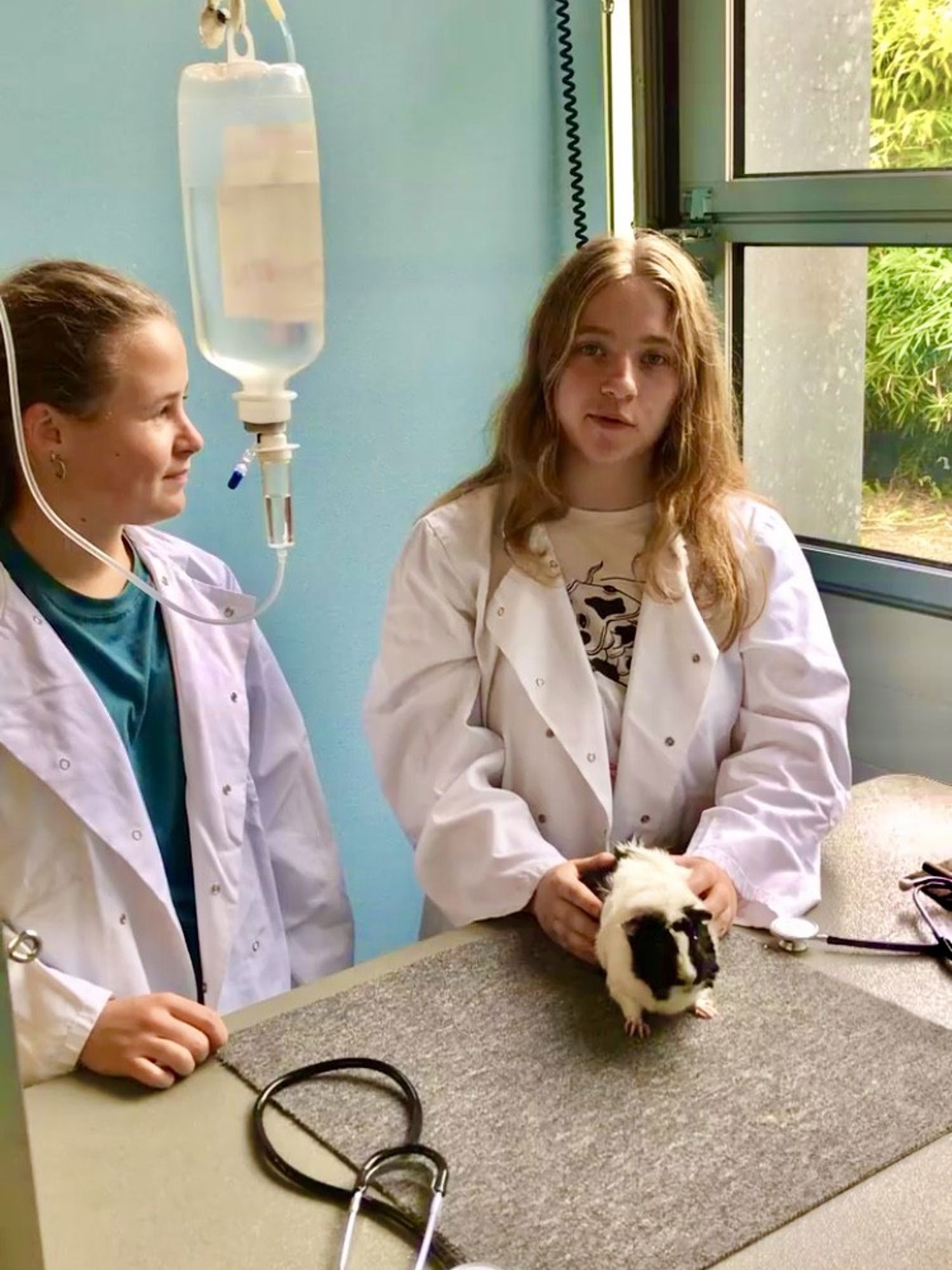 Docent van Yuverta vmbo Eindhoven neemt een vlog op met zijn eigen telefoon