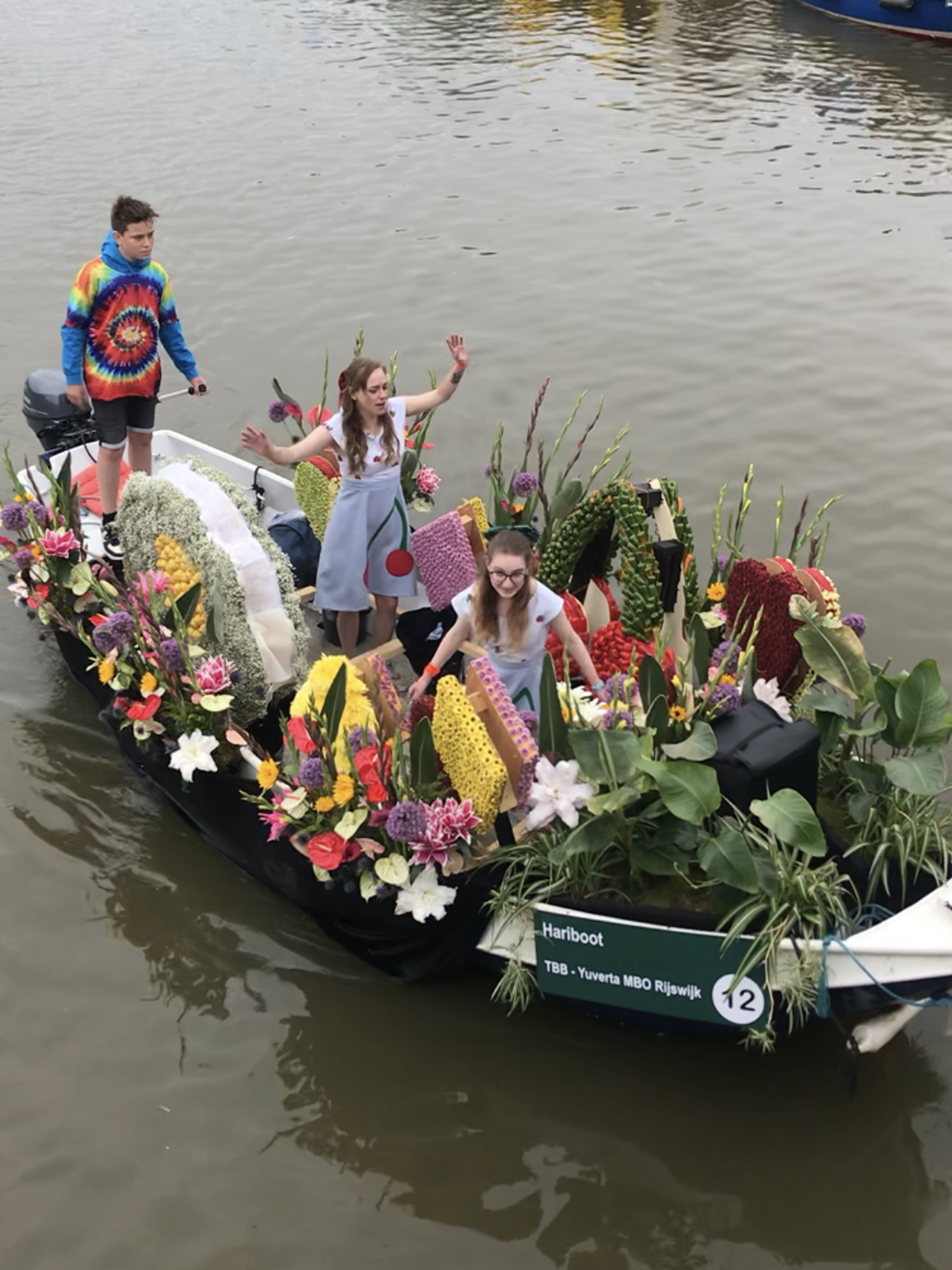 Docent van Yuverta vmbo Eindhoven neemt een vlog op met zijn eigen telefoon