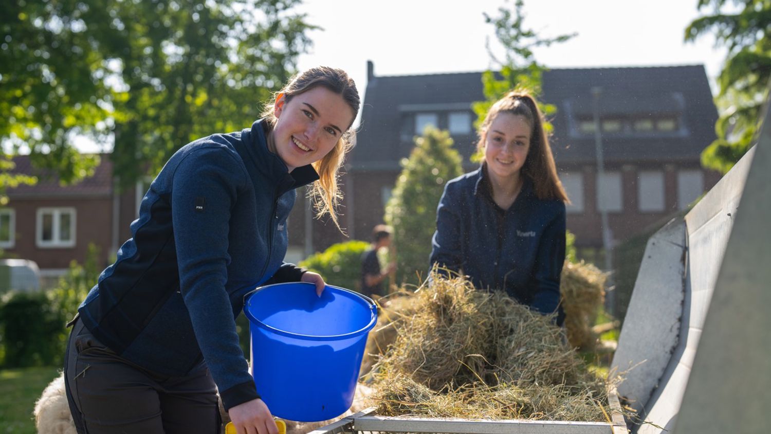 Meisje zittend op een bank voor kluisjes