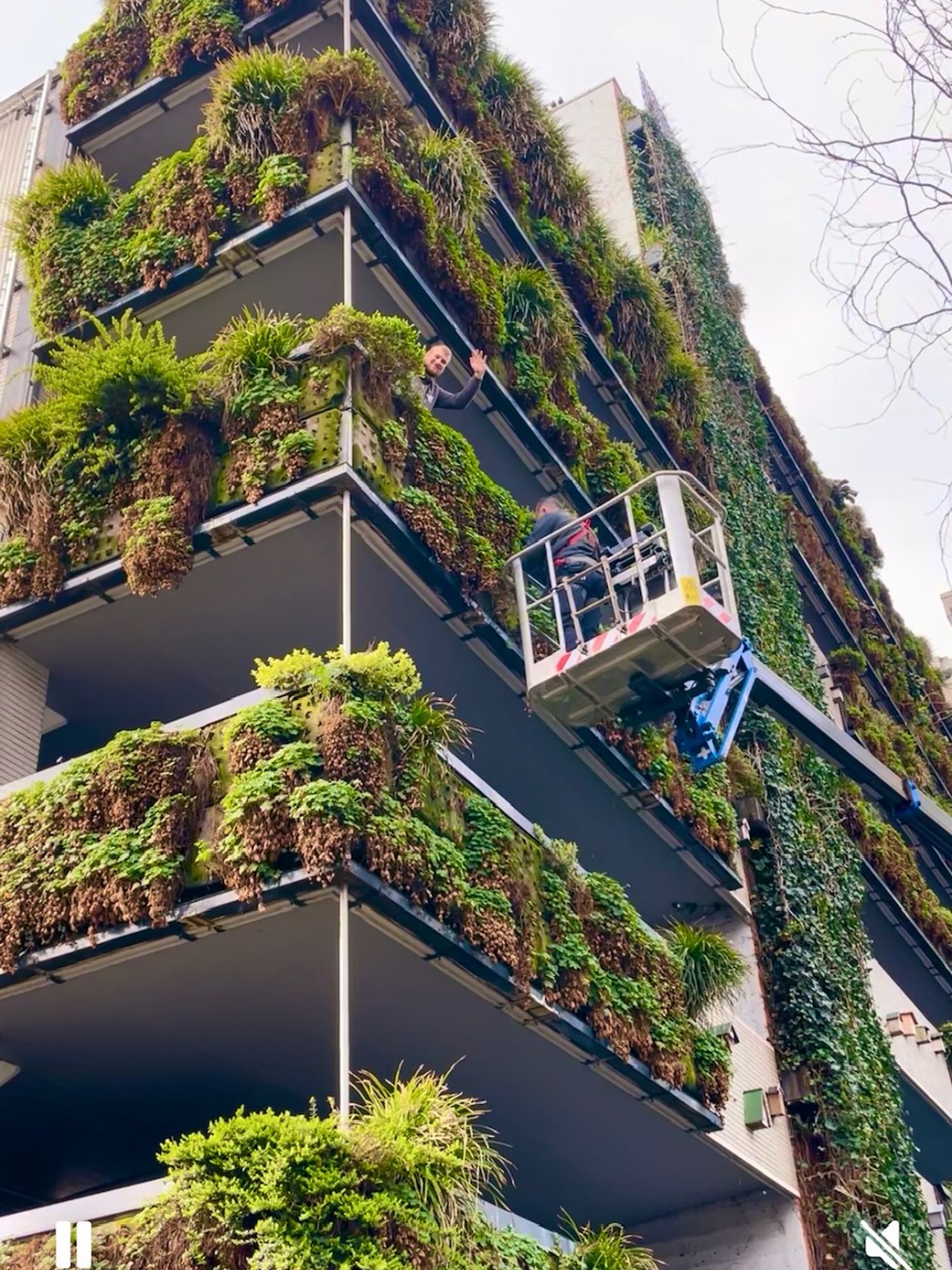 Docent van Yuverta vmbo Eindhoven neemt een vlog op met zijn eigen telefoon