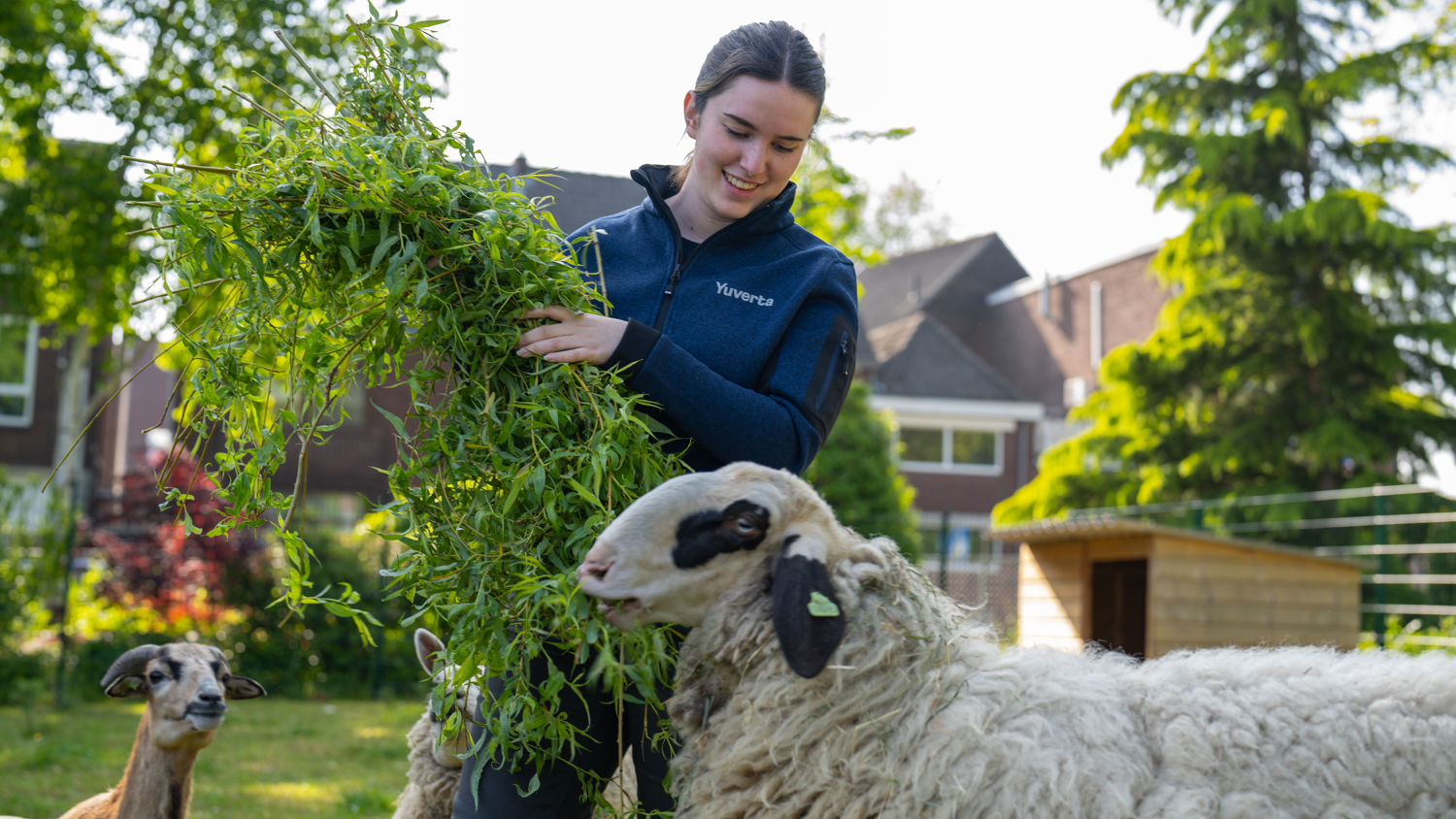 Meisje zittend op een bank voor kluisjes