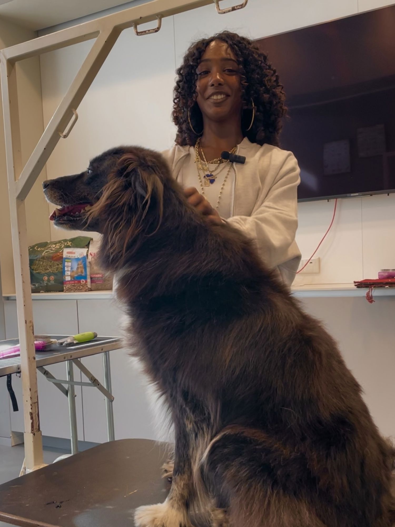 Docent van Yuverta vmbo Eindhoven neemt een vlog op met zijn eigen telefoon