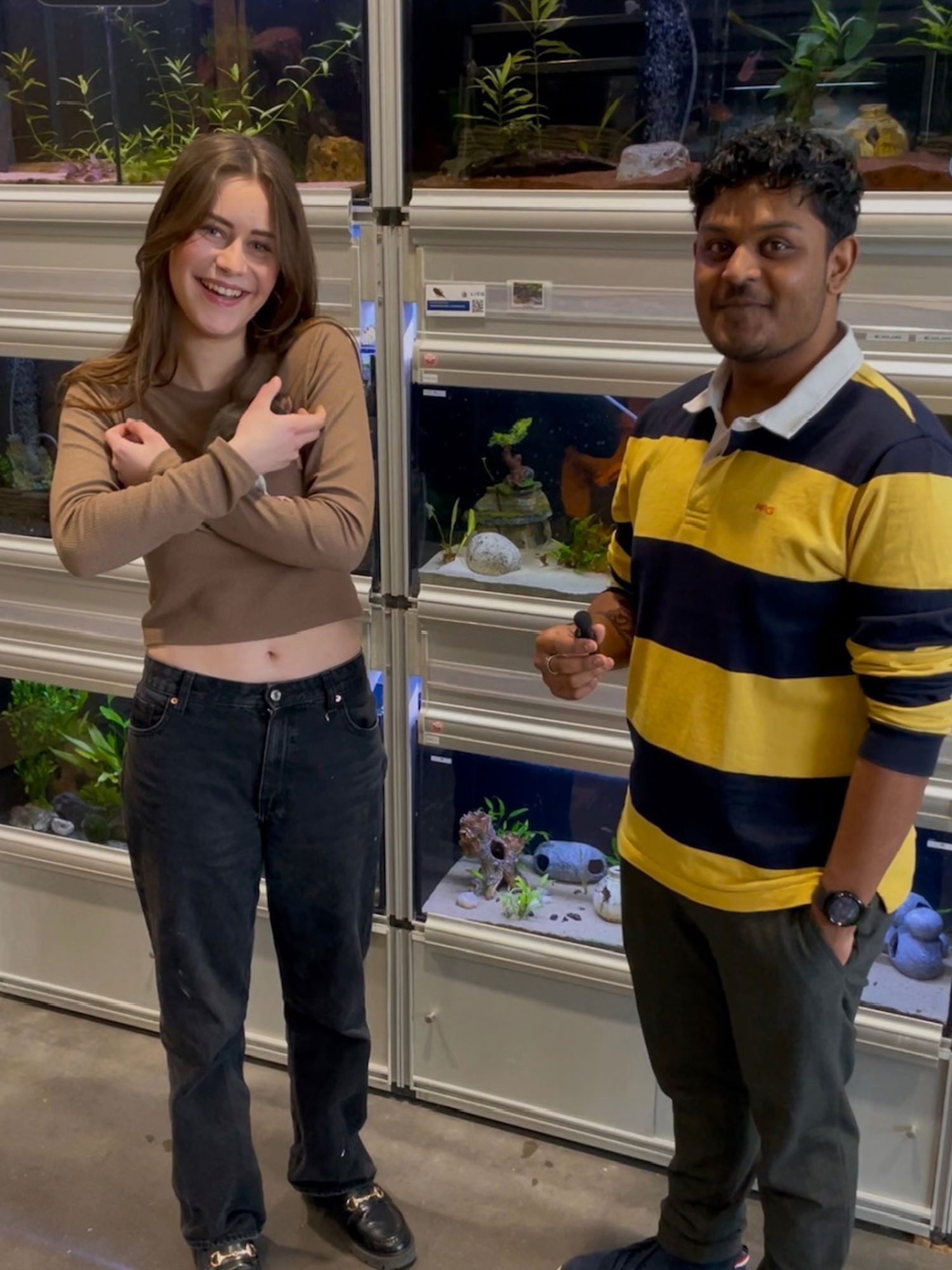 Docent van Yuverta vmbo Eindhoven neemt een vlog op met zijn eigen telefoon